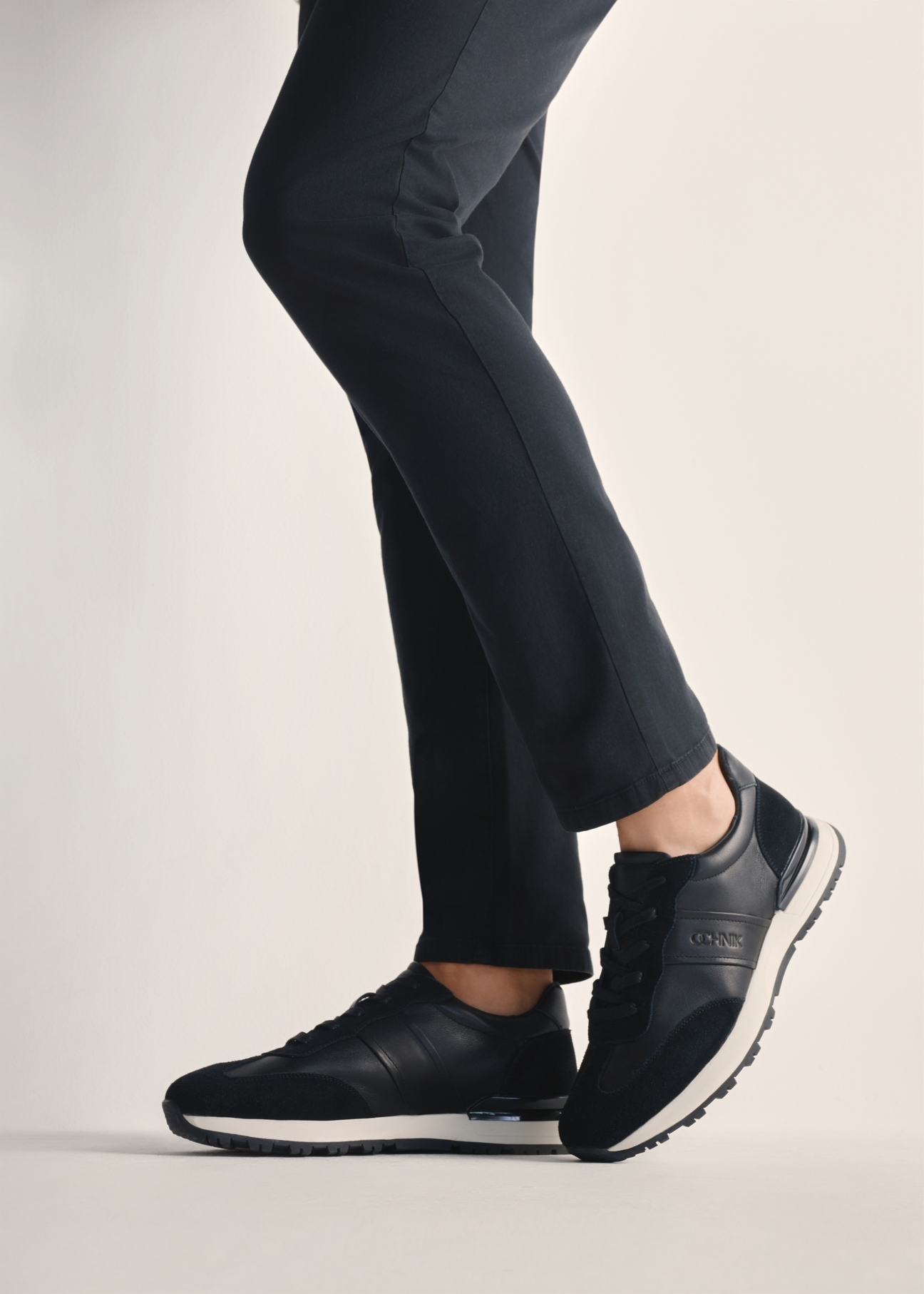 Czarne sportowe buty męskie BUTYM-0510-99(Z25), widok produktu na stopach modela na jasnym tle.