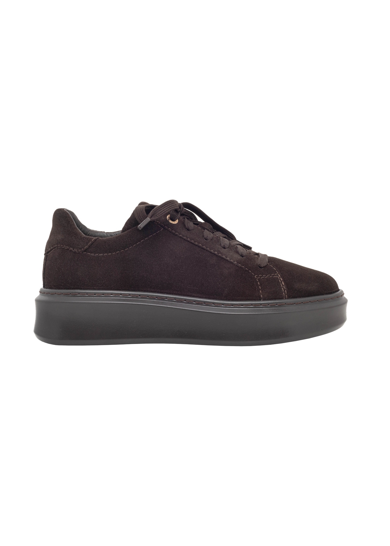 Zamszowe buty damskie w kolorze ciemnobrązowym BUTYD-1284-1I(Z26), widok produktu z boku na jasnym tle.