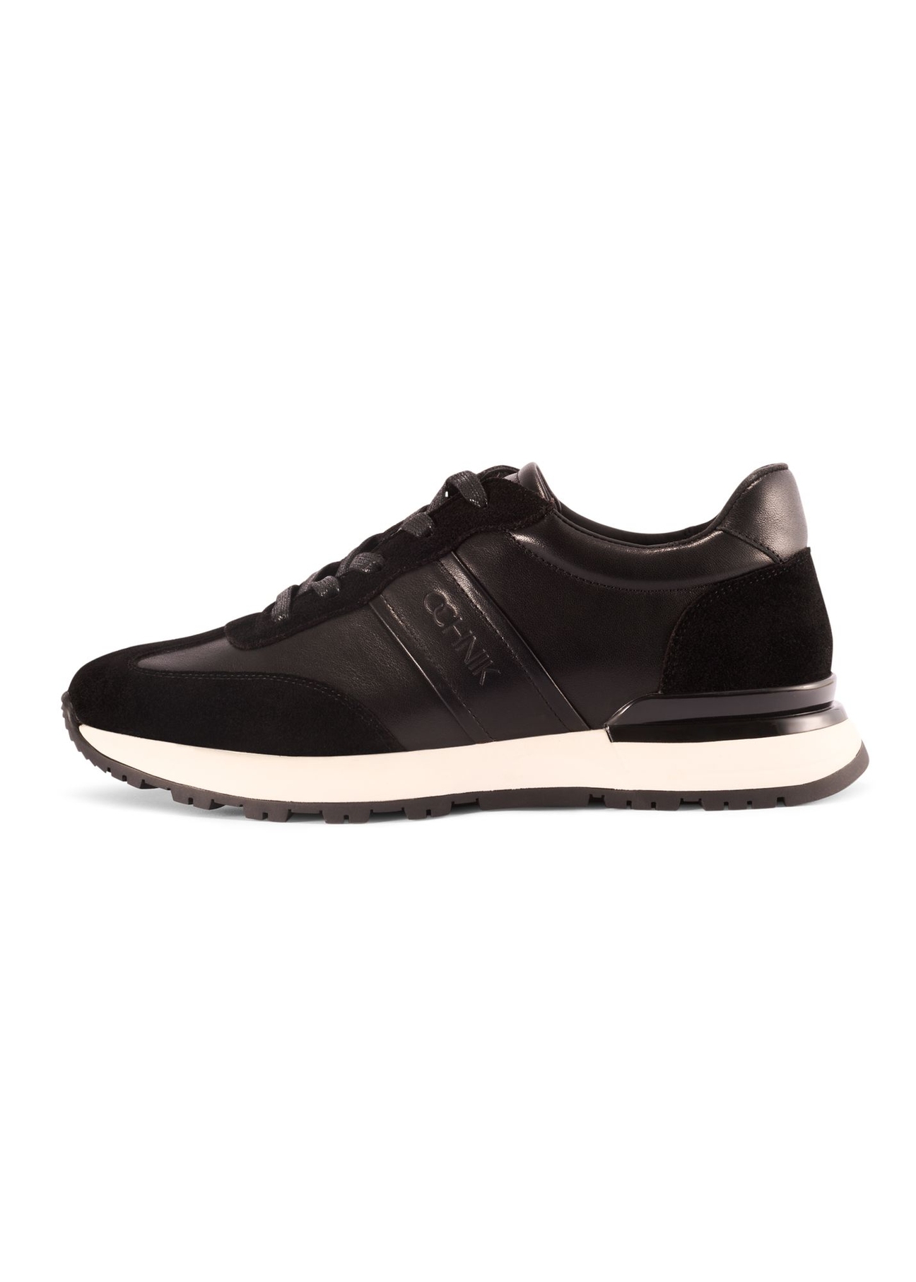 Czarne sportowe buty męskie BUTYM-0510-99(Z25) - widok produktu z boku na białym tle.