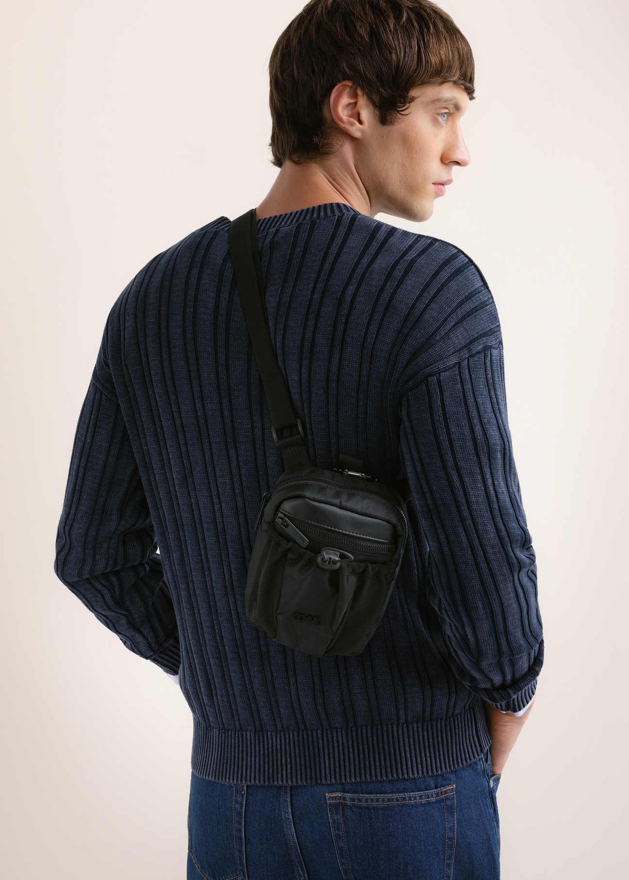 Miejska torba męska crossbody TORMN-0428-99(Z26), widok produktu z przodu na modelu. Widoczna połowa sylwetki. 