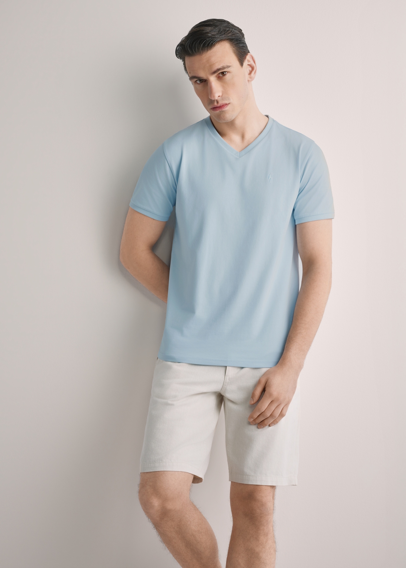 Niebieski bawełniany T-shirt męski TSHMT-0088-7A(W26), widok produktu z przodu na modelu. Widoczna połowa sylwetki.