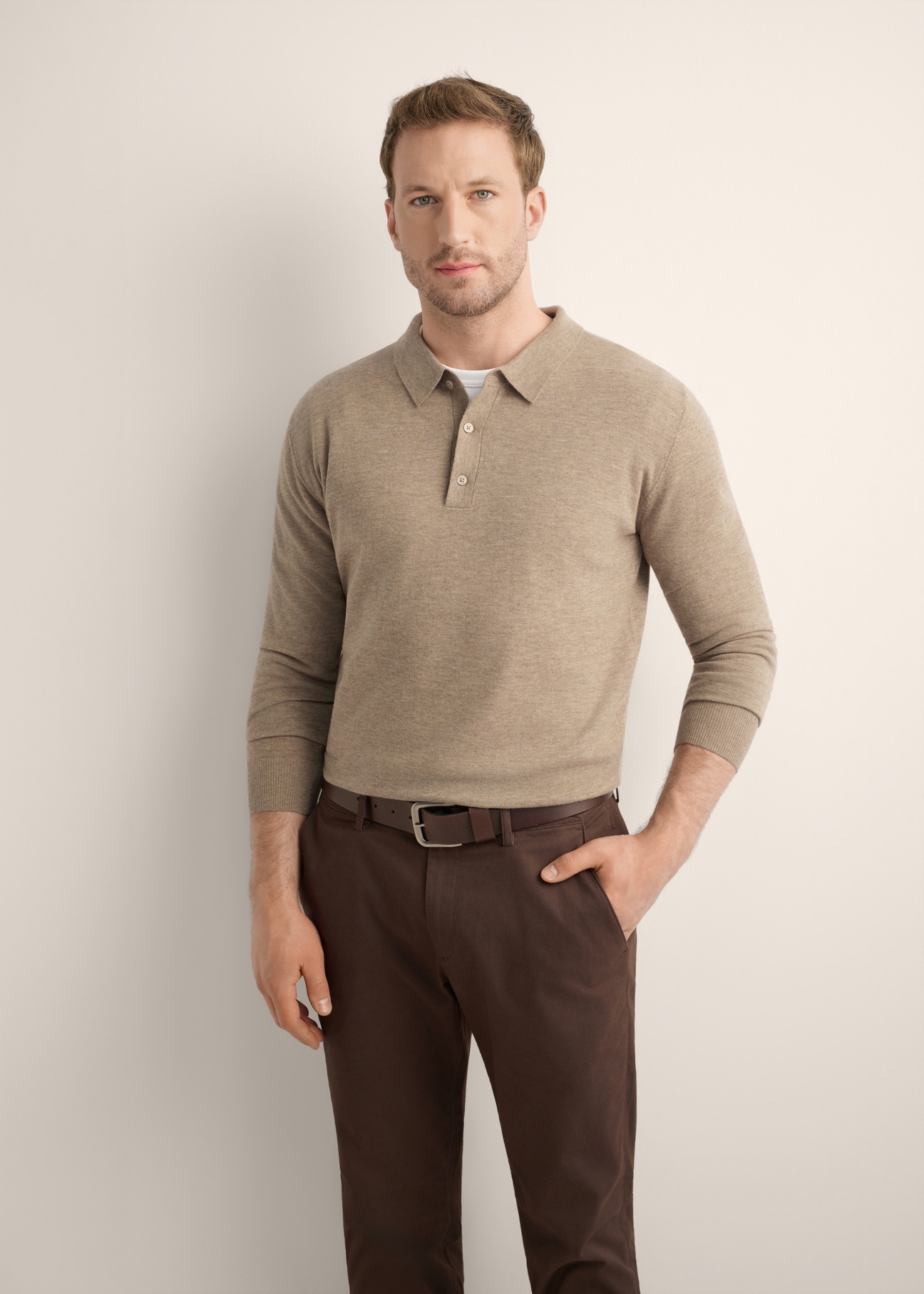 Camelowy wełniany sweter męski SWEMT-0197-1D(Z26), widok produktu od przodu na modelu. Widoczna połowa sylwetki.