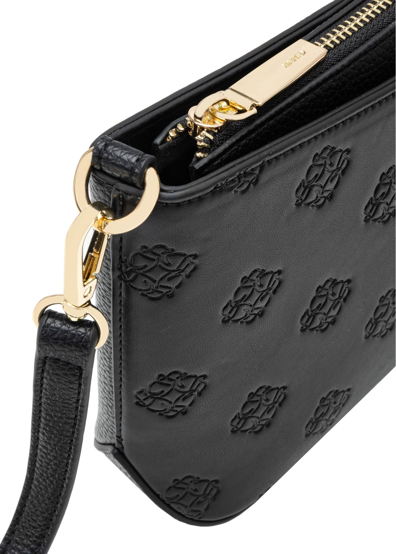 Czarna torebka damska z monogramem TOREC-1159-9P(W26) - zbliżenie na detal na białym tle.