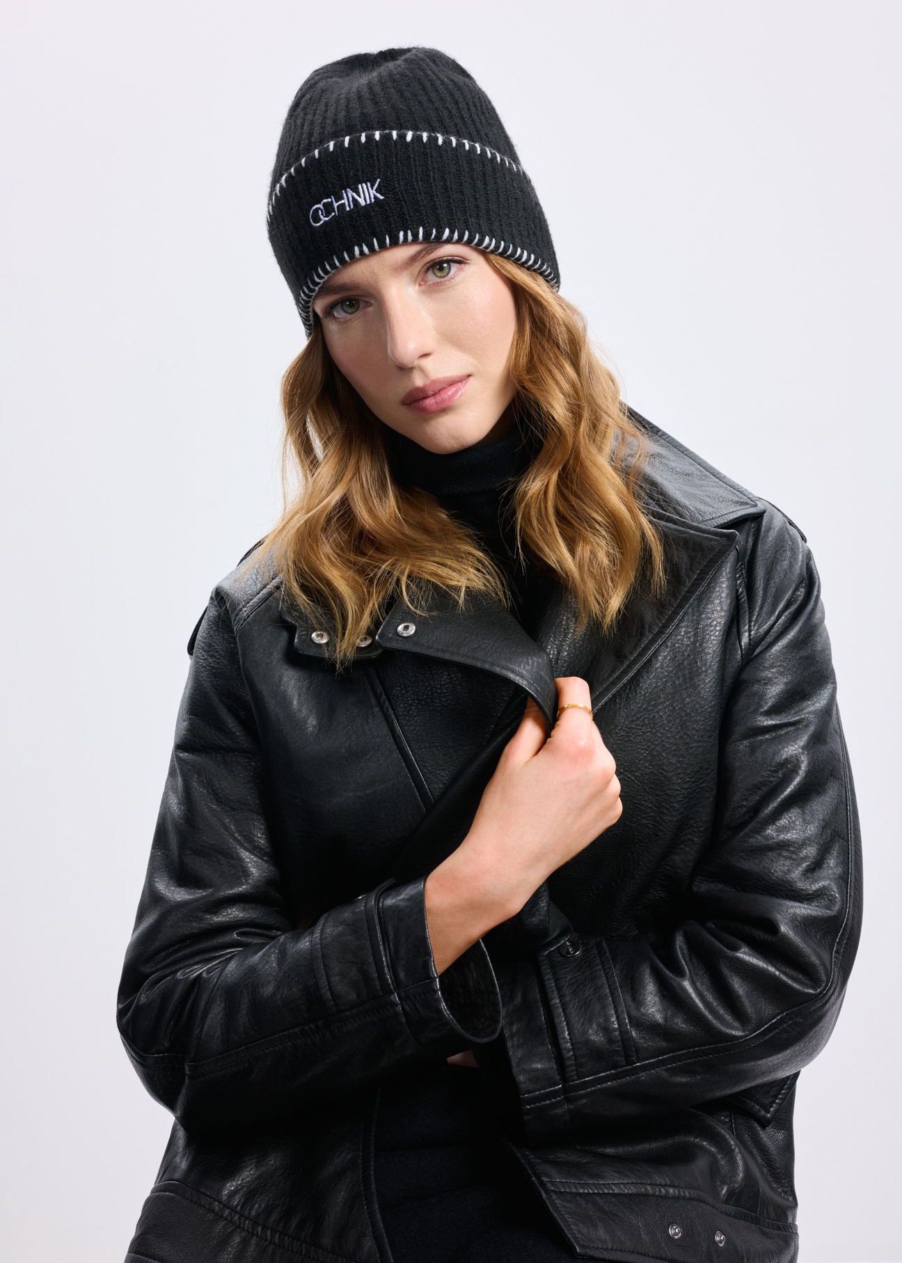 Czarna czapka zimowa damska z logo CZADT-0183-99(Z24)-01