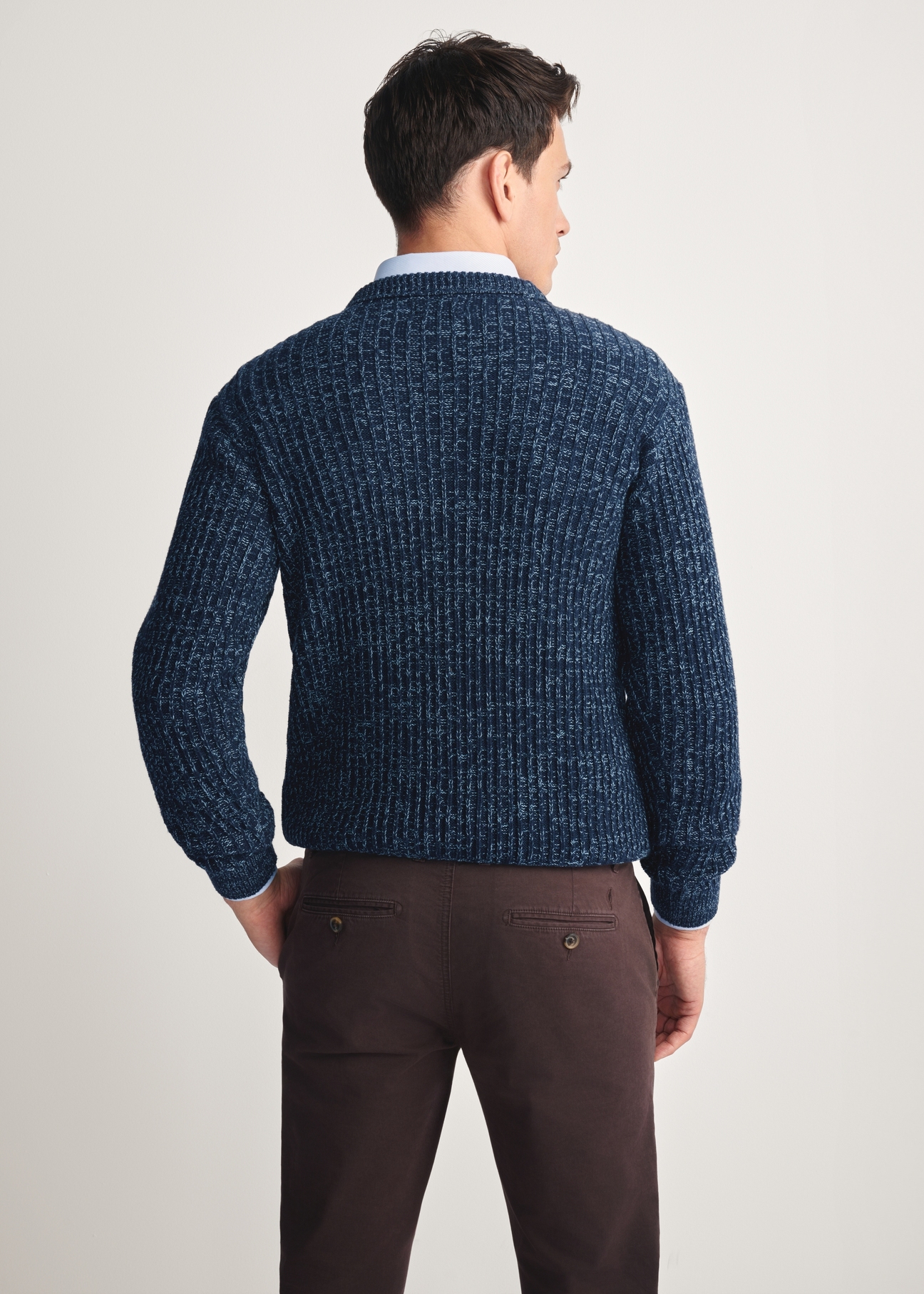 Granatowy sweter męski SWEMT-0183-68(Z25), widok produktu z tyłu na modelu. Widoczna połowa sylwetki.