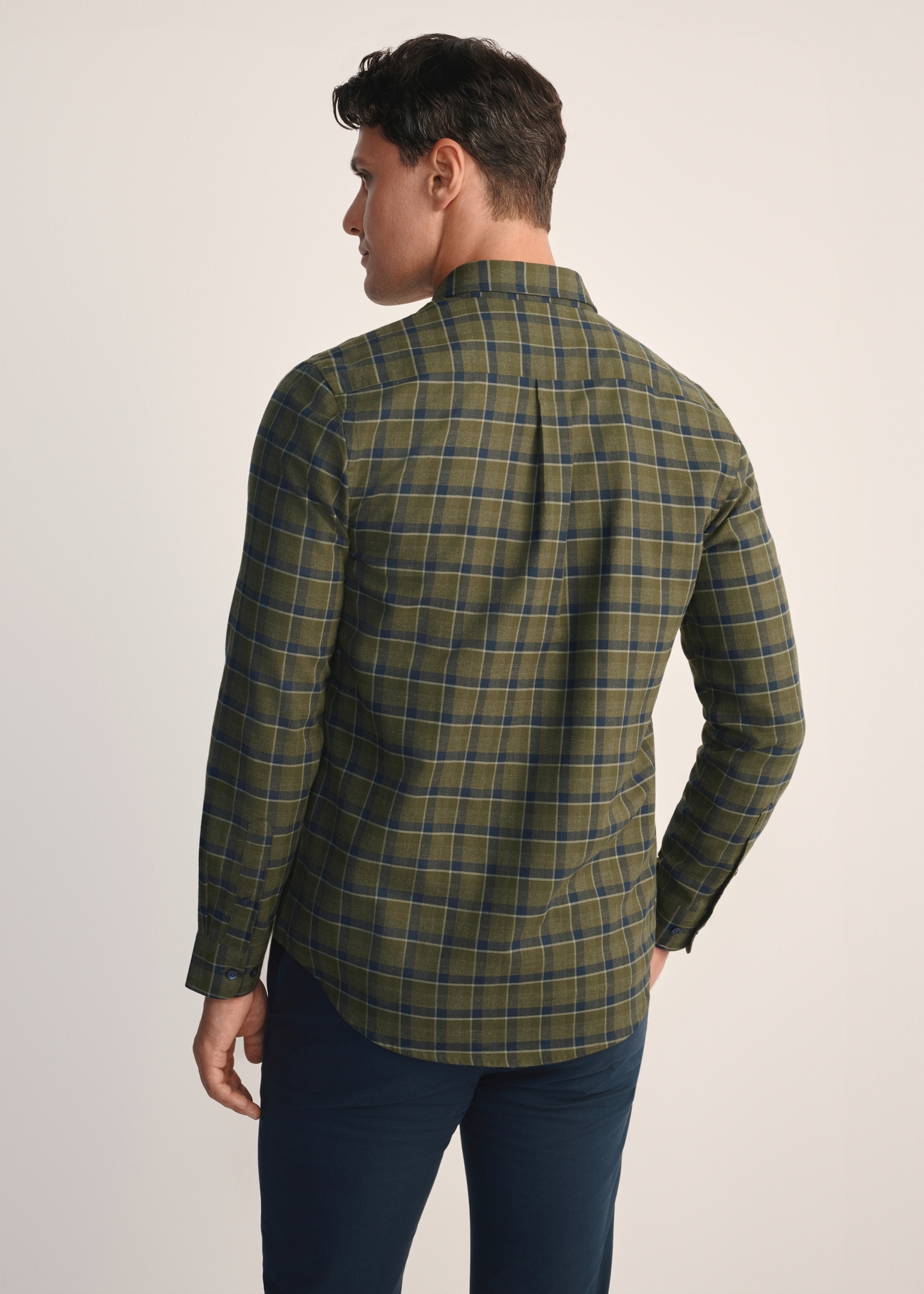 Koszula męska w kratę khaki KOSMT-0333-55(Z25), widok produktu z tyłu na modelu. Widoczna połowa sylwetki.