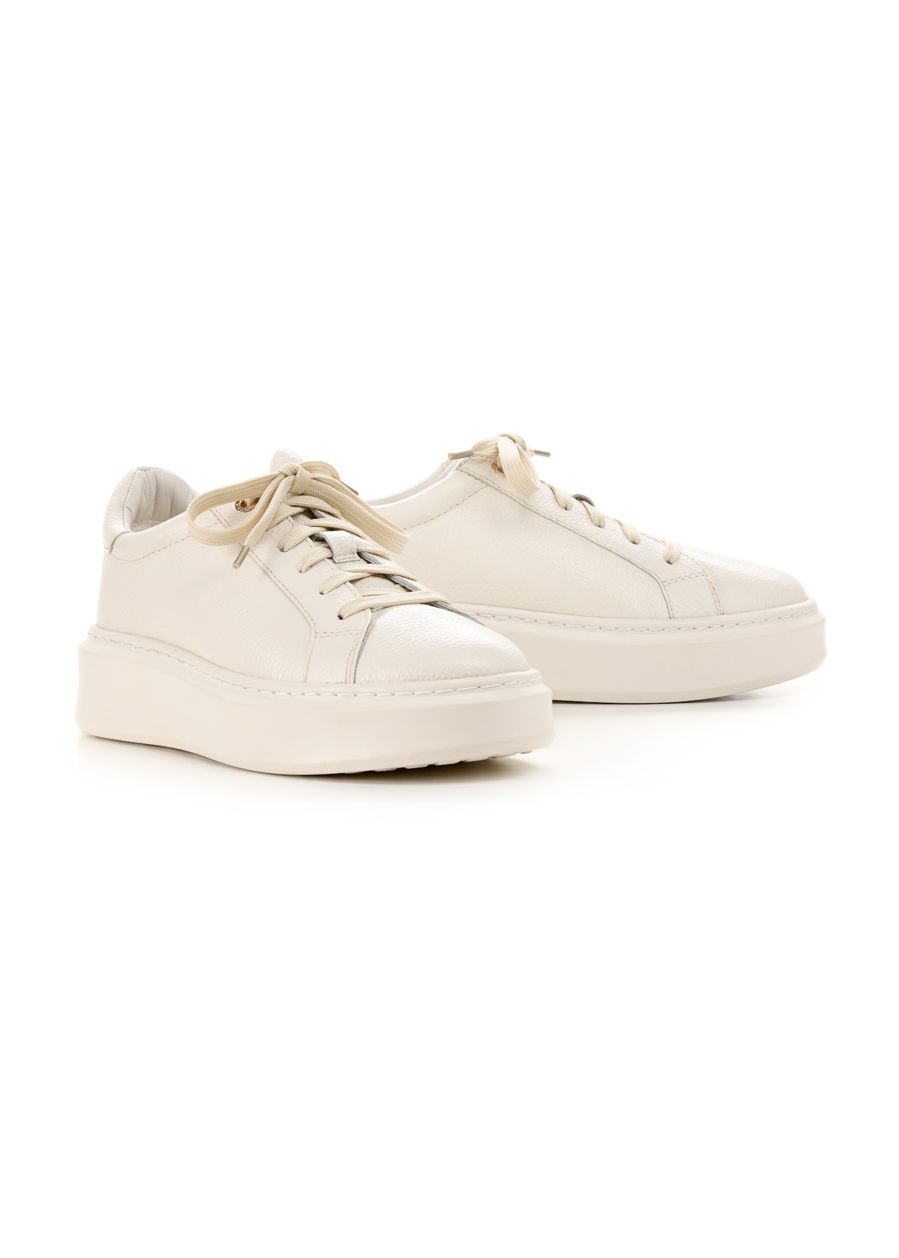 Skórzane buty damskie na platformie BUTYD-1258-0B(W26), widok produktu skosem na białym tle.