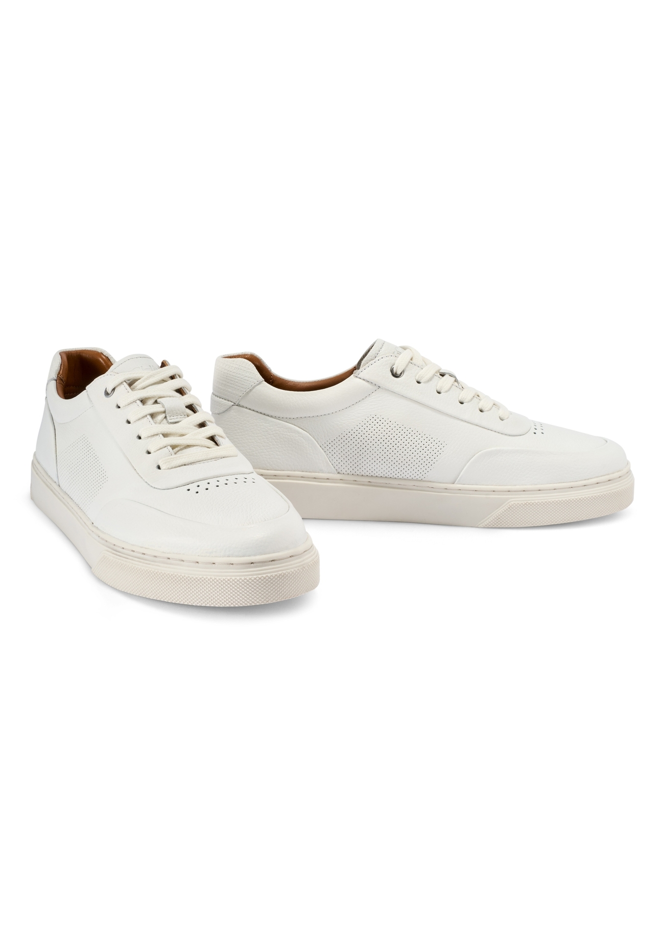 Skórzane sneakersy męskie w kolorze białym BUTYM-0484-0B(W26), widok produktu skosem na białym tle.
