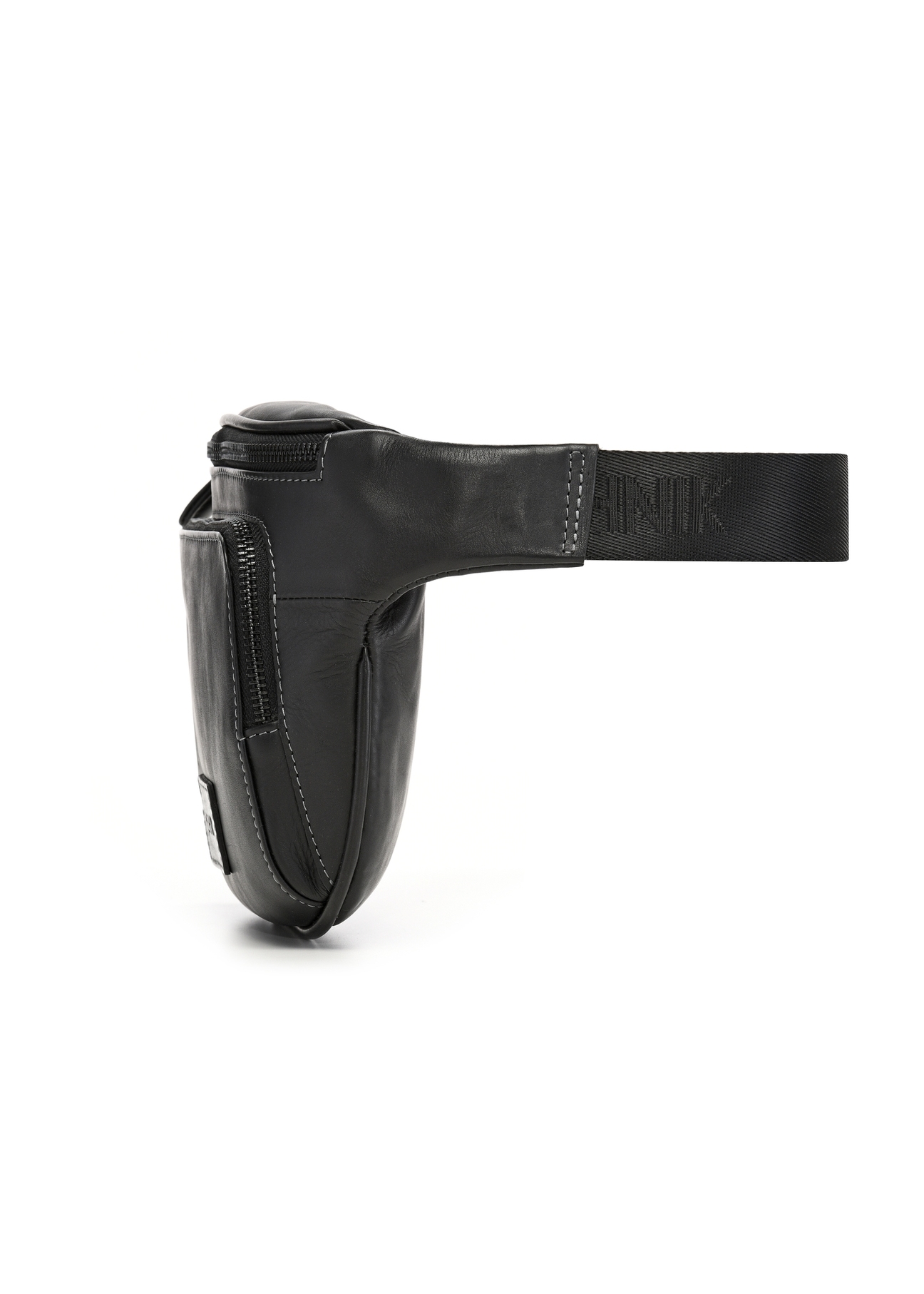 Czarna skórzana nerka męska TORMS-0529-99(Z26) -widok produktu z boku, na białym tle. 