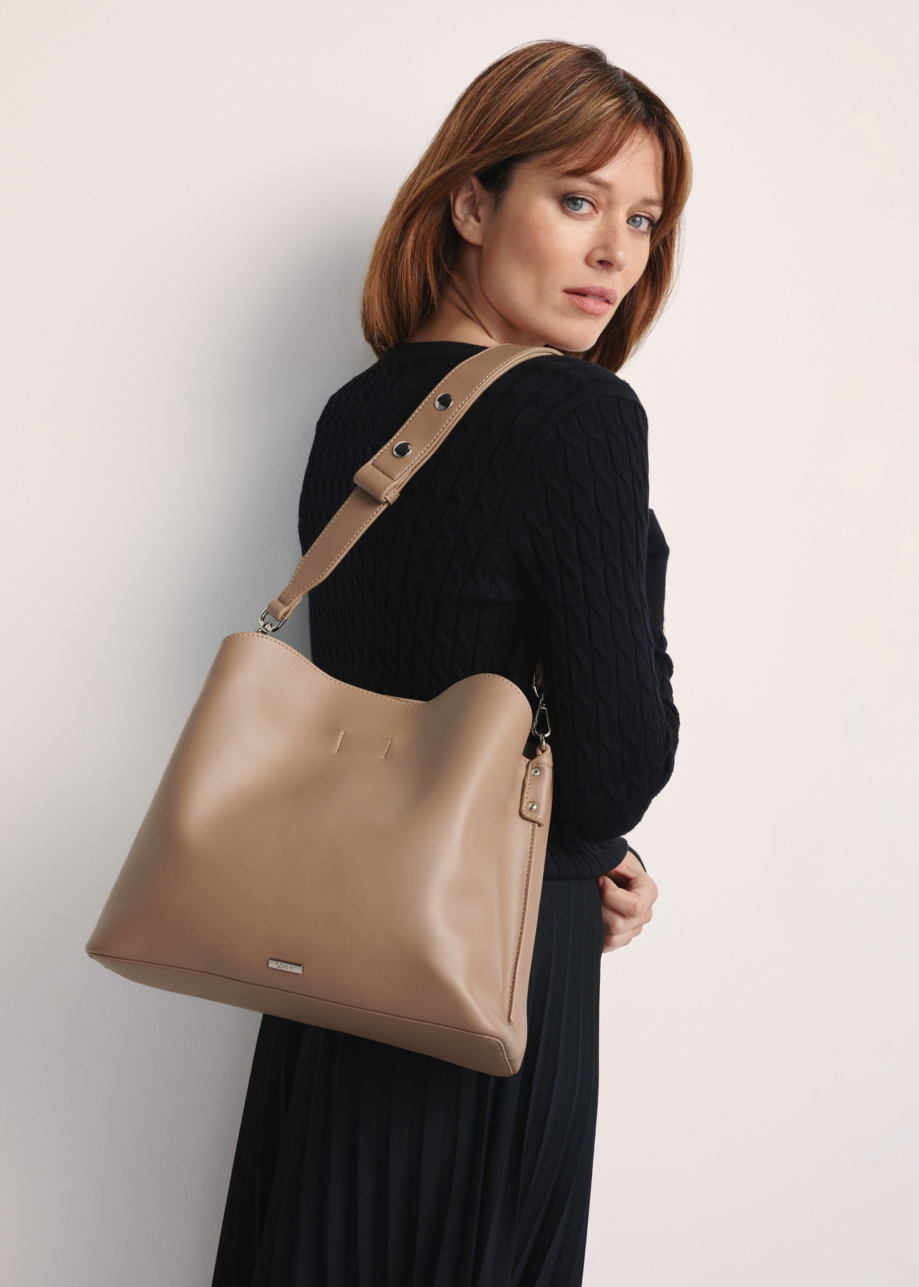 Beżowa torebka shopper damska TOREC-0862B-81(Z25), widok produktu przodem na modelce.