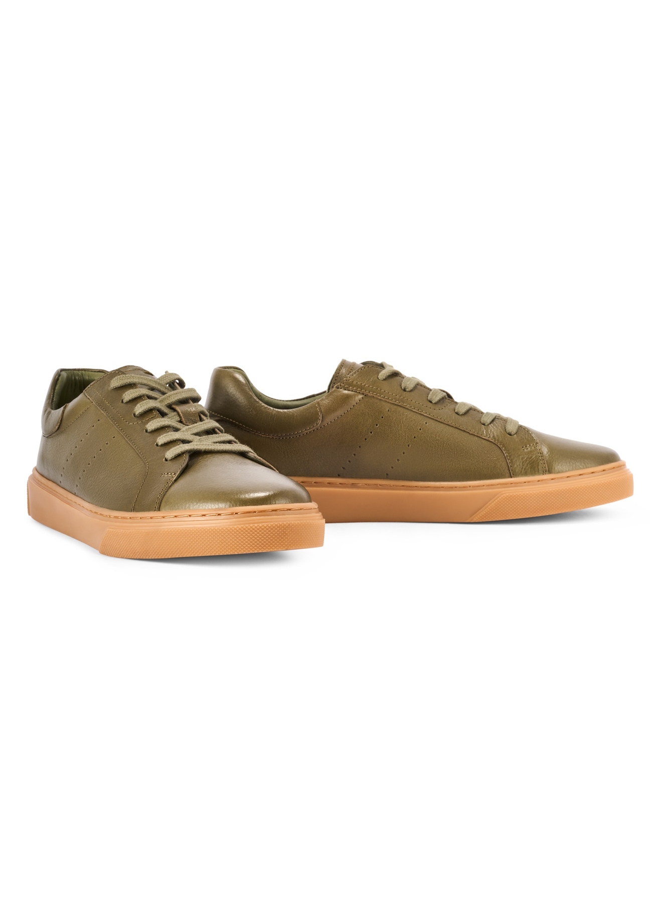 Skórzane sneakersy męskie khaki BUTYM-0486-8D(W26), widok produktu skosem na białym tle.
