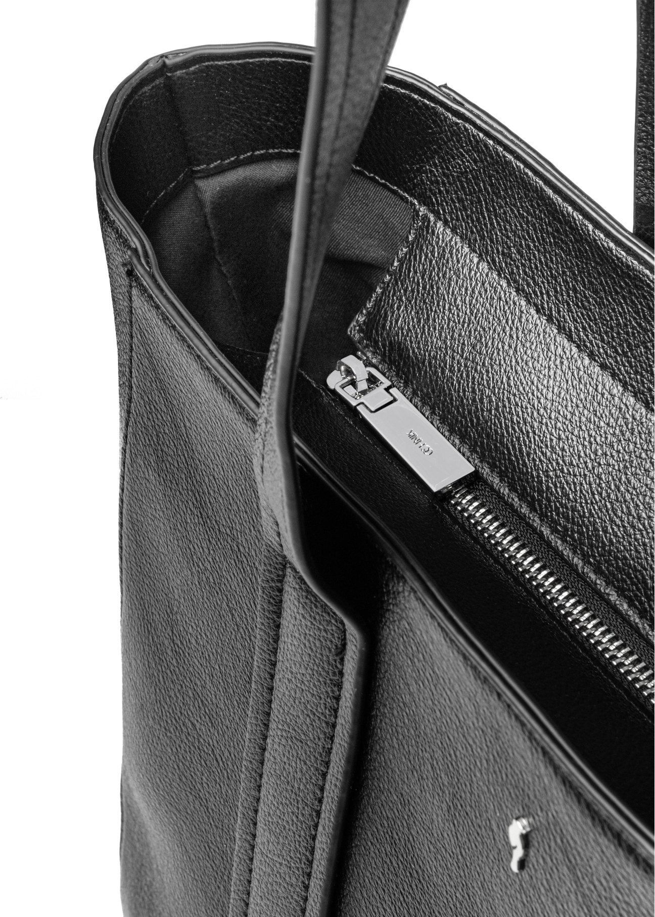 Czarna torebka damska shopper TOREC-1133-99(W26), zbliżenie na detal produktu, widok na białym tle.