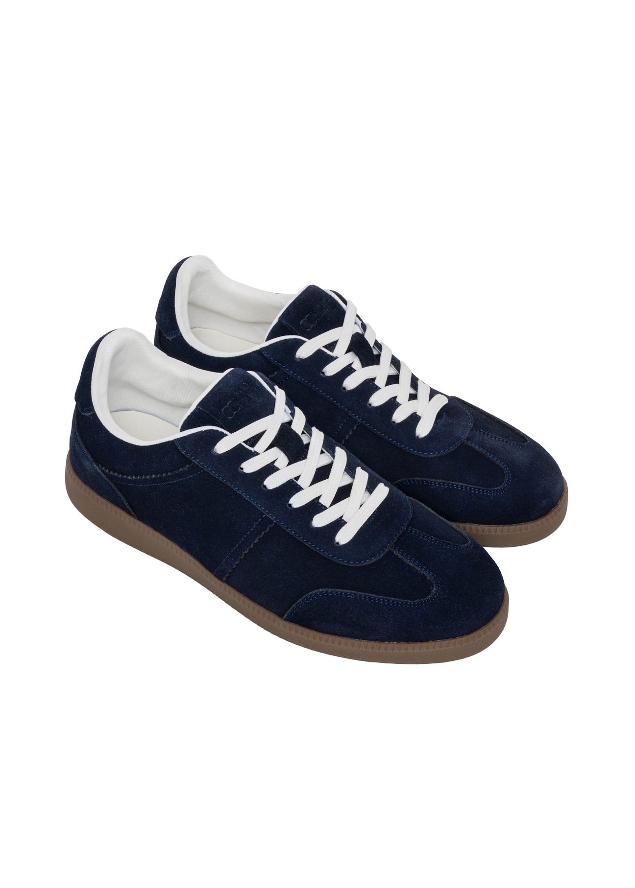 Granatowe zamszowe buty sportowe męskie BUTYM-0567-7D(Z26), widok produktu skosem na białym tle.