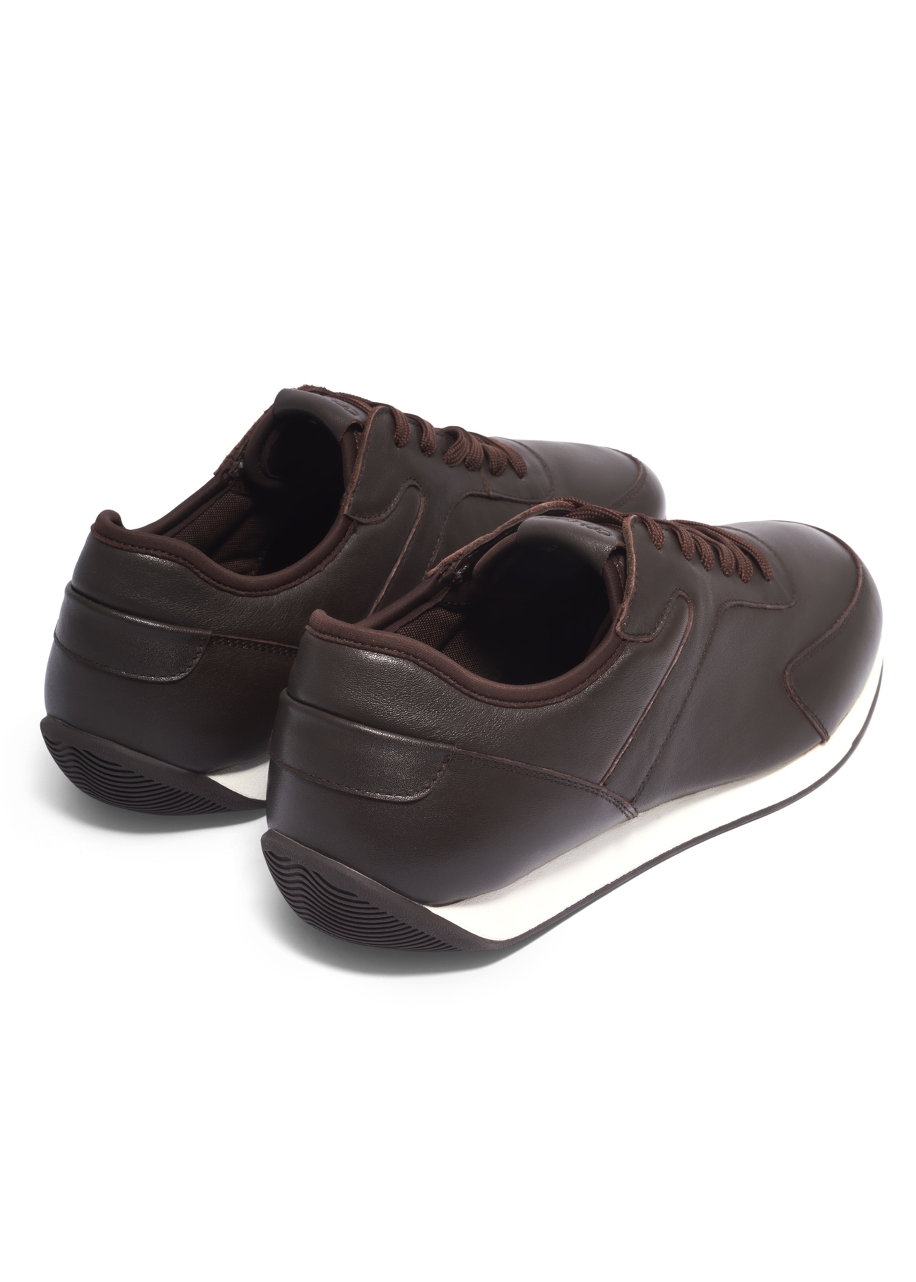 Brązowe skórzane buty sportowe męskie BUTYM-0566-1I(Z26), widok produktu z tyłu na jasnym tle.