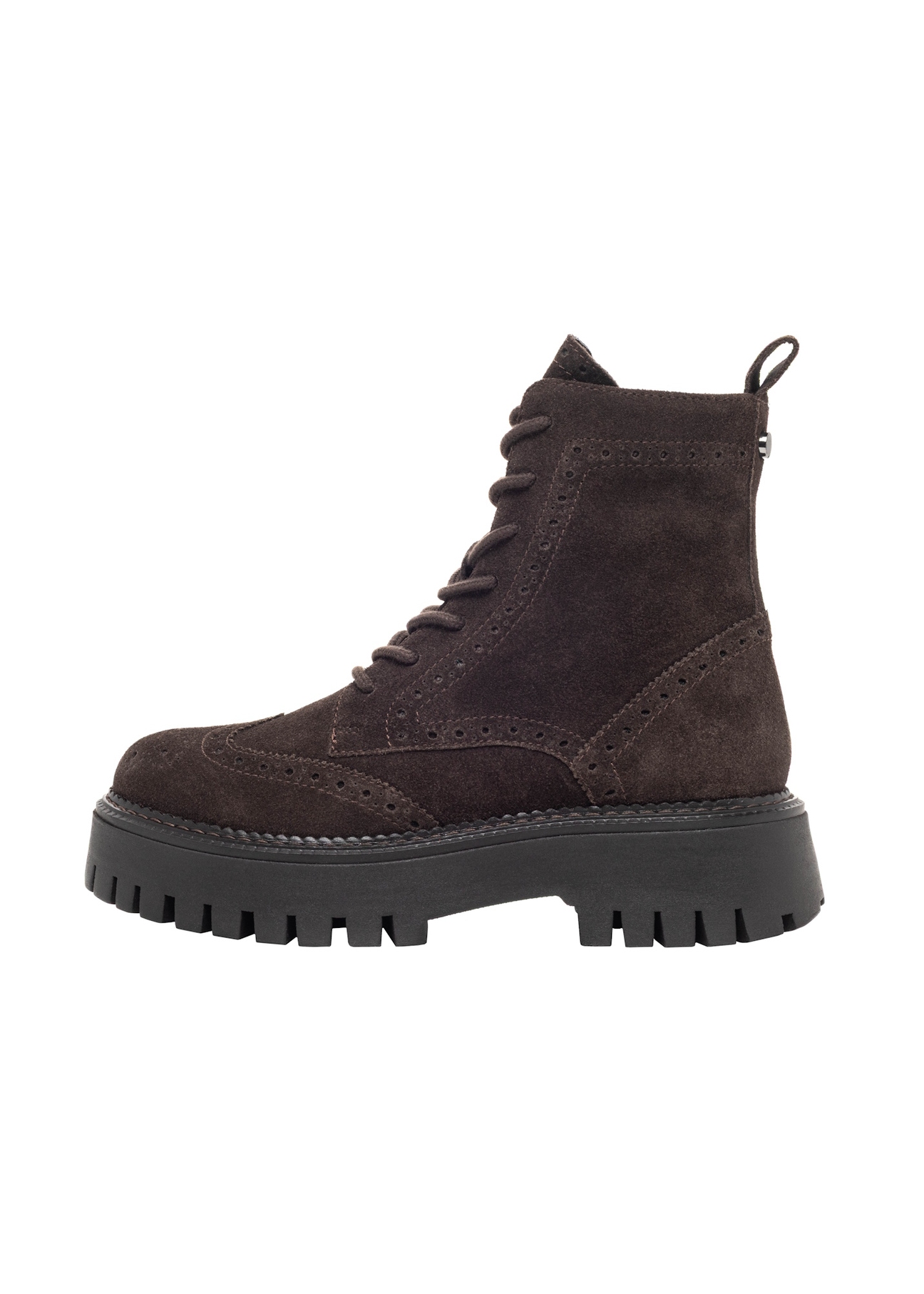 Zamszowe botki damskie w kolorze brązowym BUTYD-1289-1I(Z26), widok produktu z boku na białym tle.