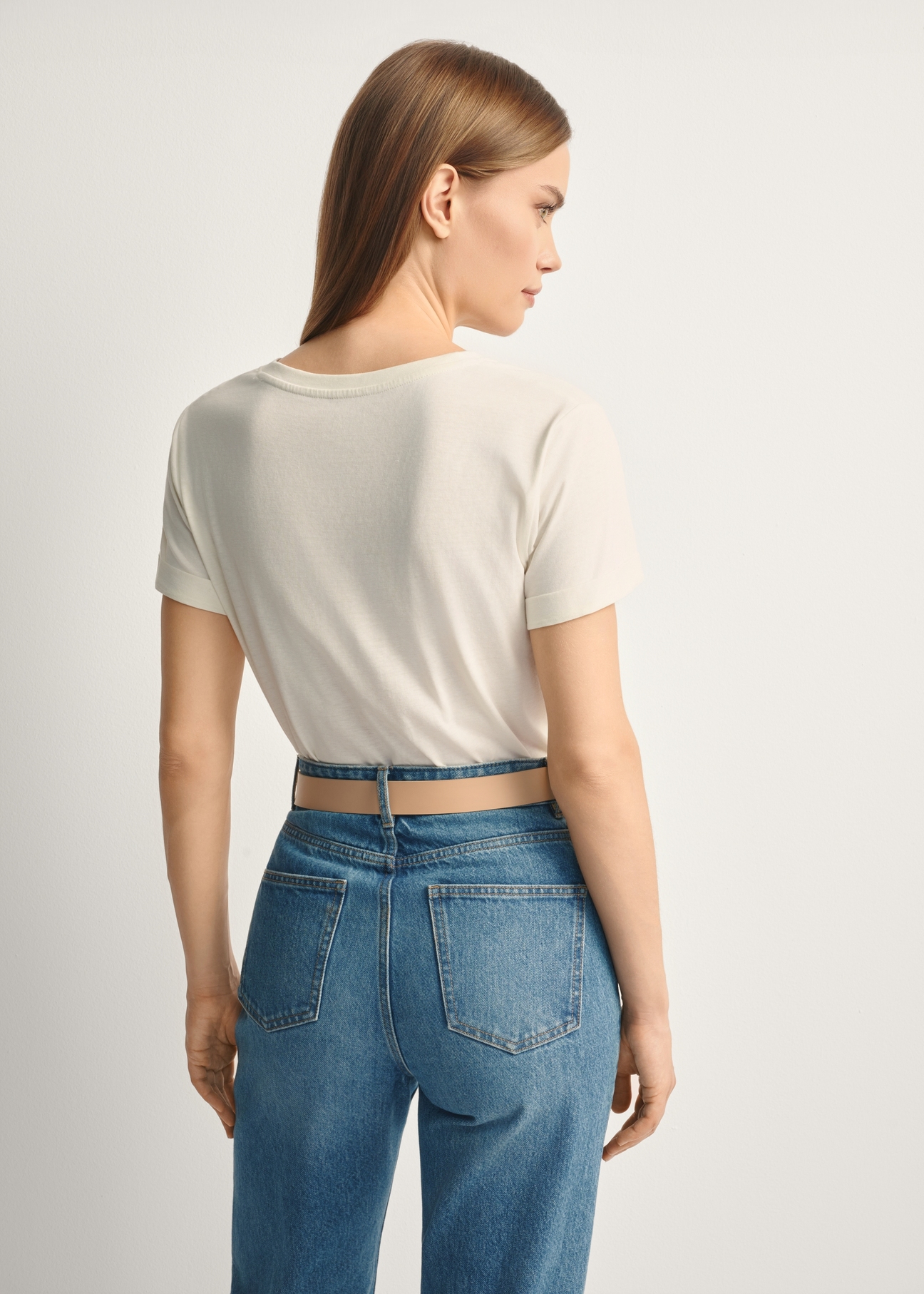 Kremowy t-shirt damski TSHDT-0149-12(Z25), widok produktu tyłem na modelce, widoczna połowa sylwetki.