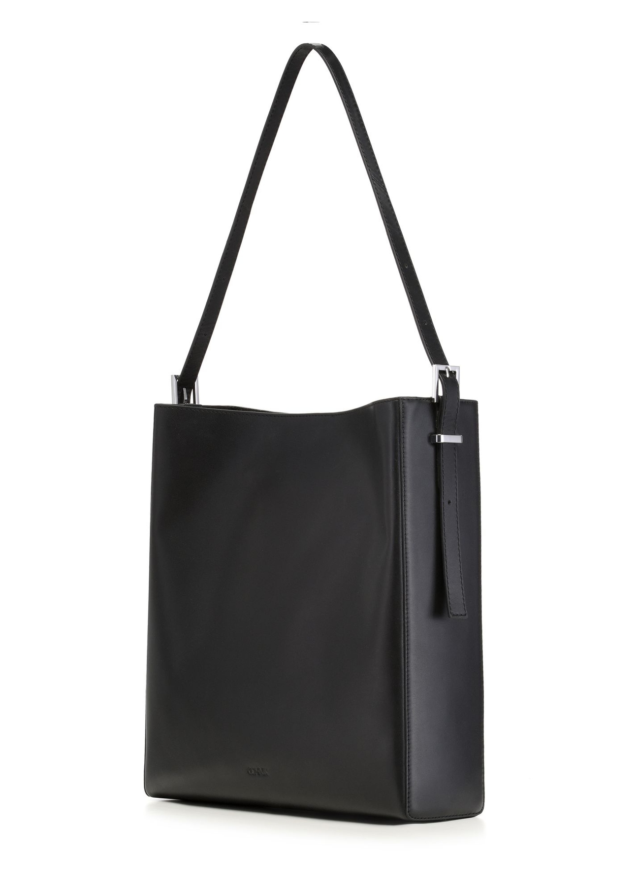 Czarna skórzana torebka shopper TORES-1436-99(Z26) - widok produktu po skosie, na białym tle.