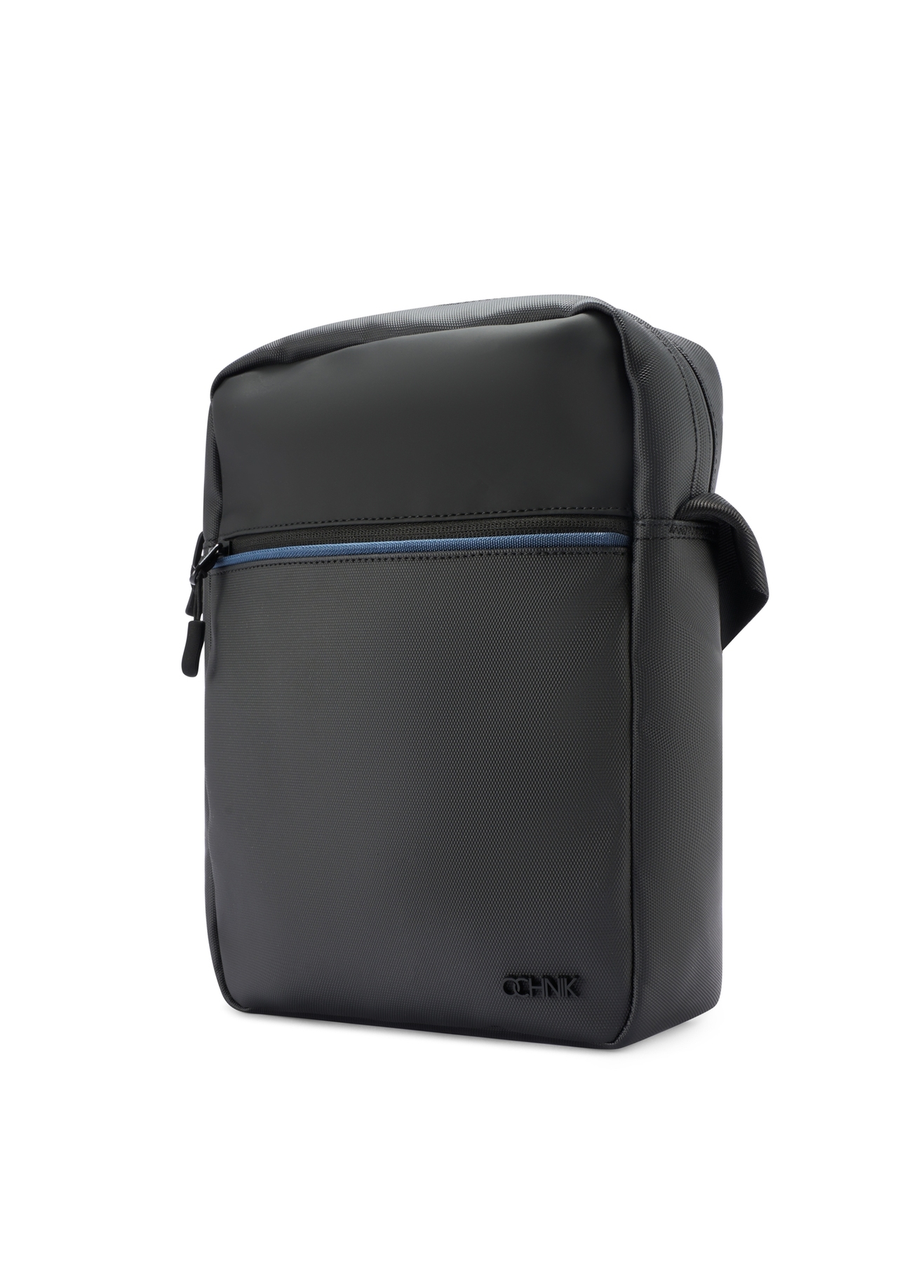 Czarna torba męska crossbody TORMN-0395-9J(W26) - widok produktu po skosie, na białym tle. 
