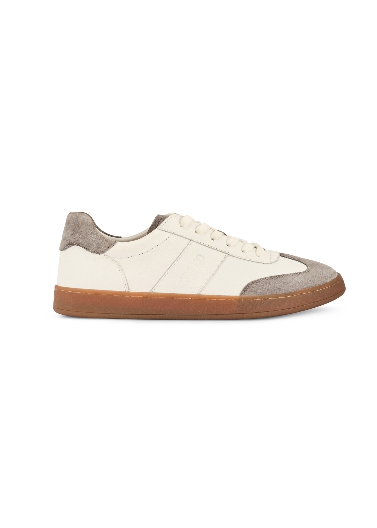 Skórzane męskie buty sportowe BUTYM-0487-0B(W26), widok produktu z boku na białym tle.