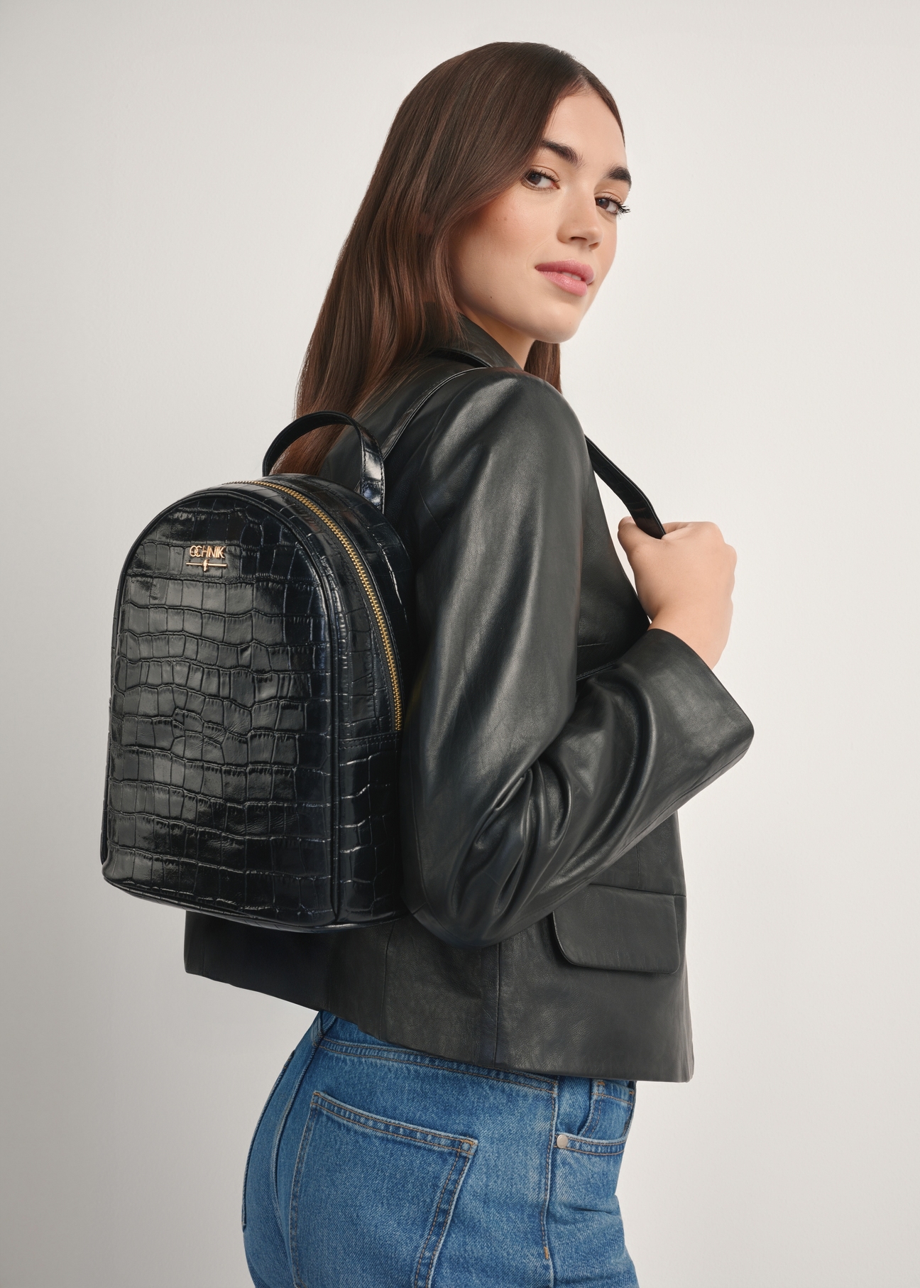 Czarny skórzany plecak damski croco TORES-1236-9G(W26), widok produktu od przodu na modelce, widoczna połowa sylwetki.
