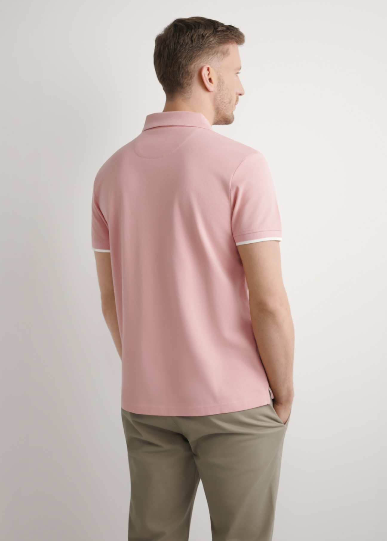 Różowa koszulka polo z bawełny POLMT-0045B-5B(W26), widok produktu z tyłu na modelu. Widoczna połowa sylwetki.