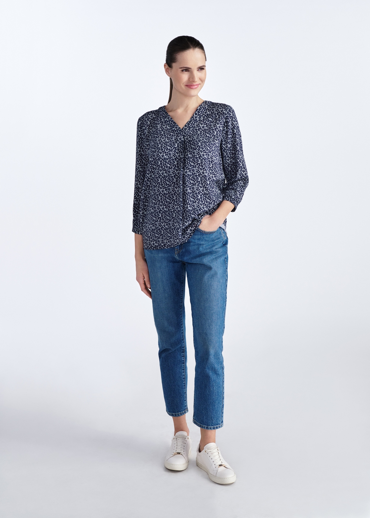 Bluzka damska w kwiaty BLUDT-0172-98(W25)-02