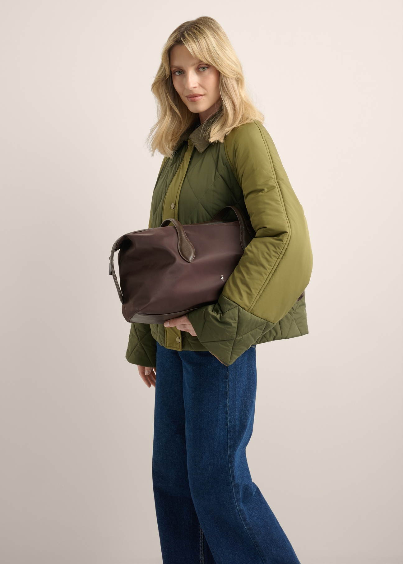 Duża torba ciemnobrązowa typu shopper TOREN-0354-9I(Z26), widok produktu od przodu na modelce. Widoczna połowa sylwetki.