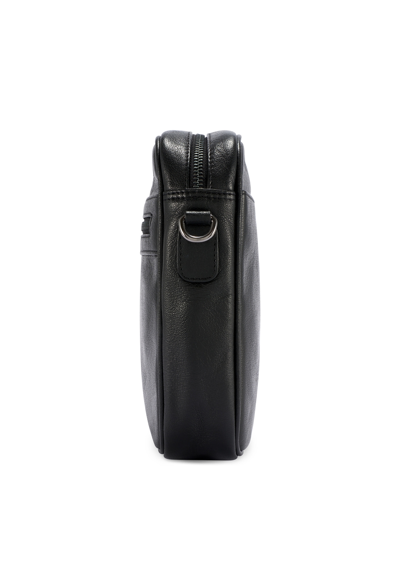 Czarna skórzana torba męska TORMS-0491-99(W26), widok produktu od boku na białym tle.