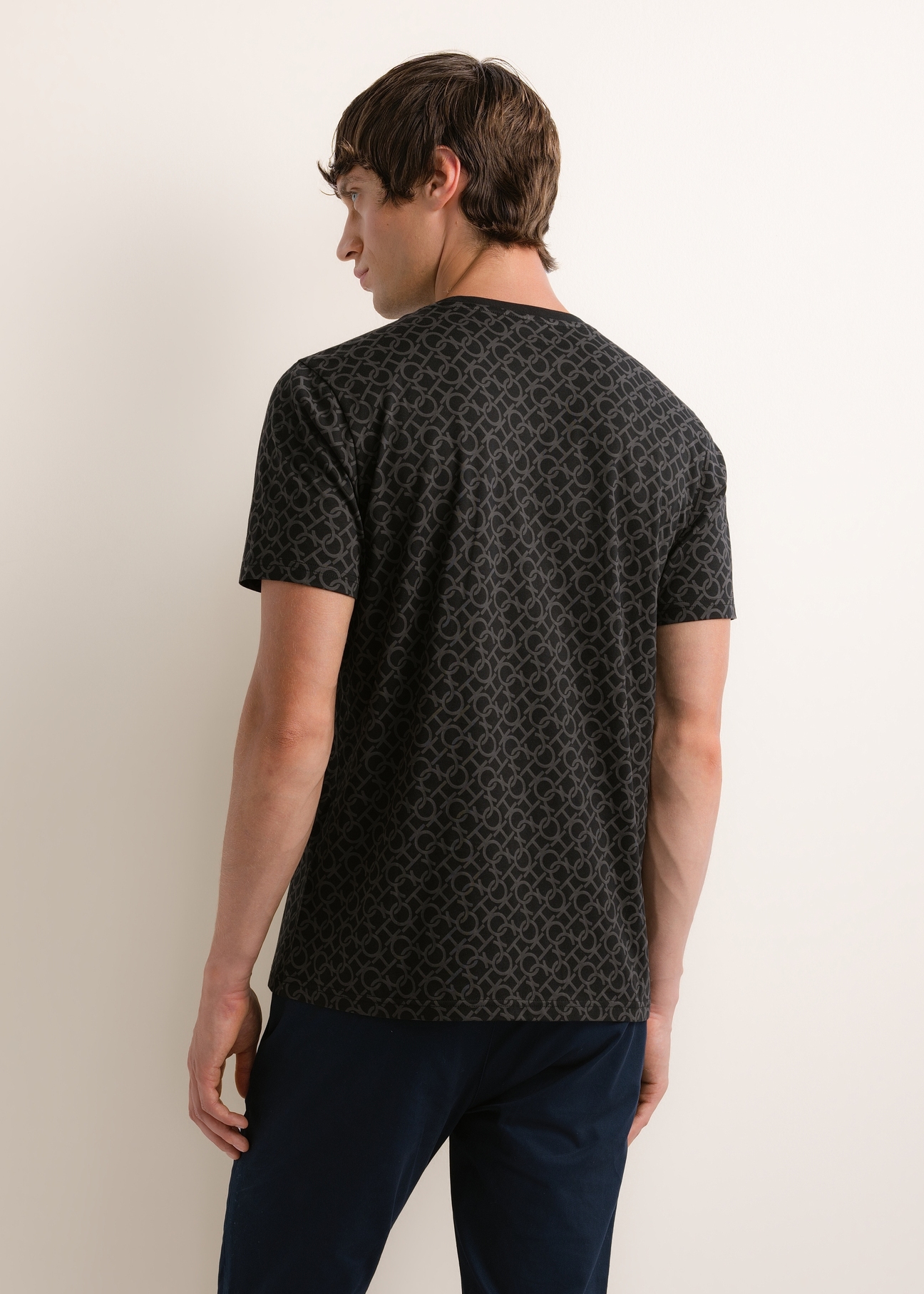 Bawełniany T-shirt męski w monogram TSHMT-0163-99(Z26), widok produktu z tyłu na modelu. Widoczna połowa sylwetki.