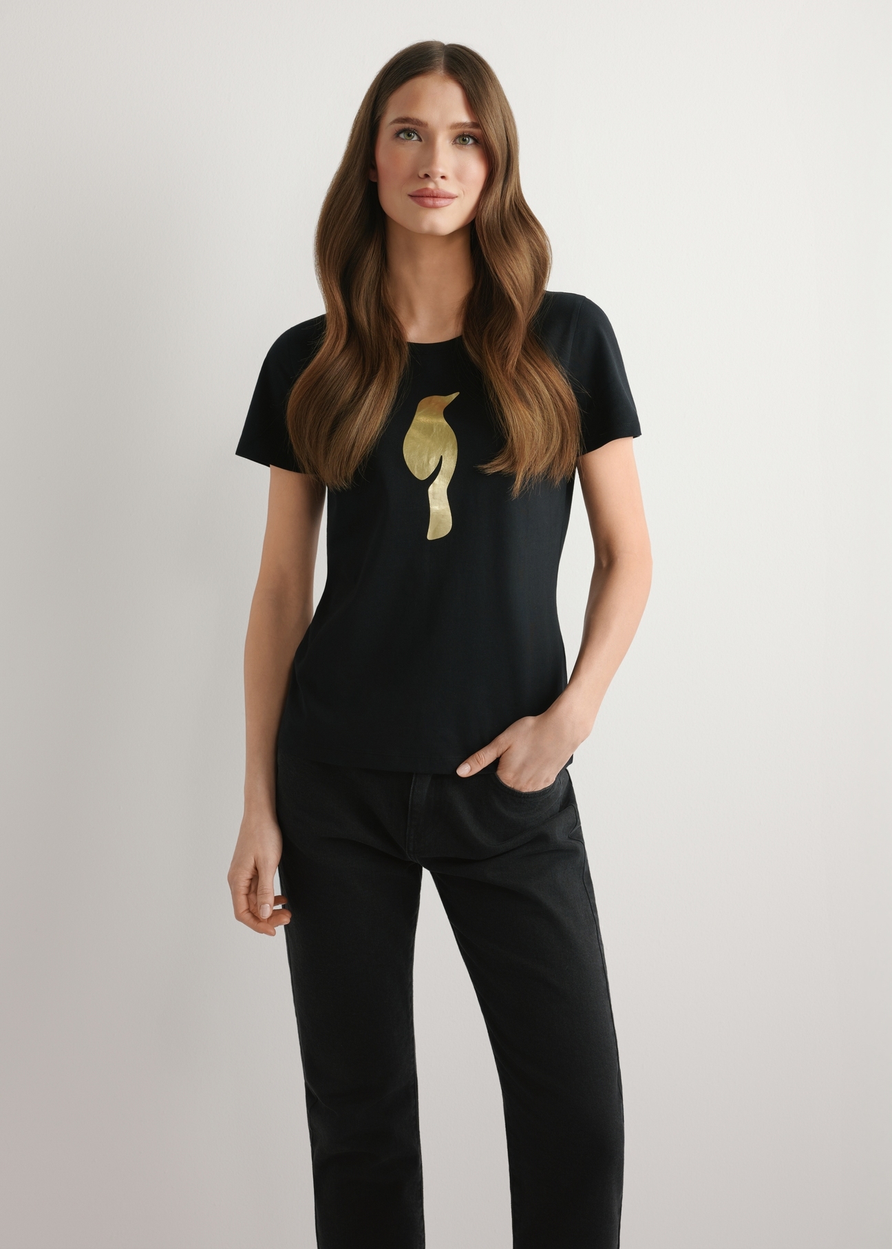 Czarny T-shirt damski z logo TSHDT-0155-99(W26), widok produktu z przodu na modelce. Widoczna połowa sylwetki.
