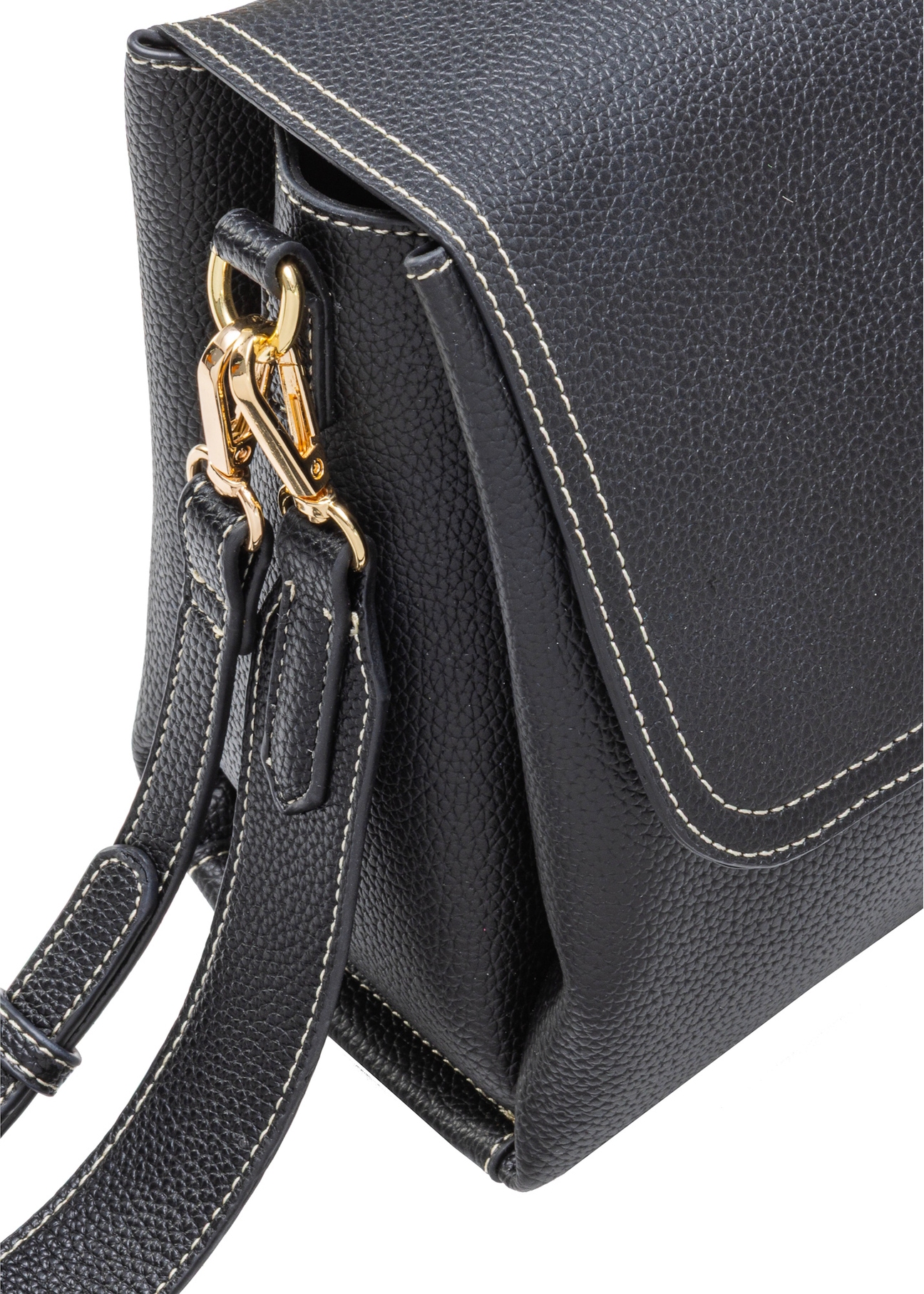 Czarna damska torebka na ramię TOREC-1061-99(Z25), zbliżenie na detal produktu na białym tle.