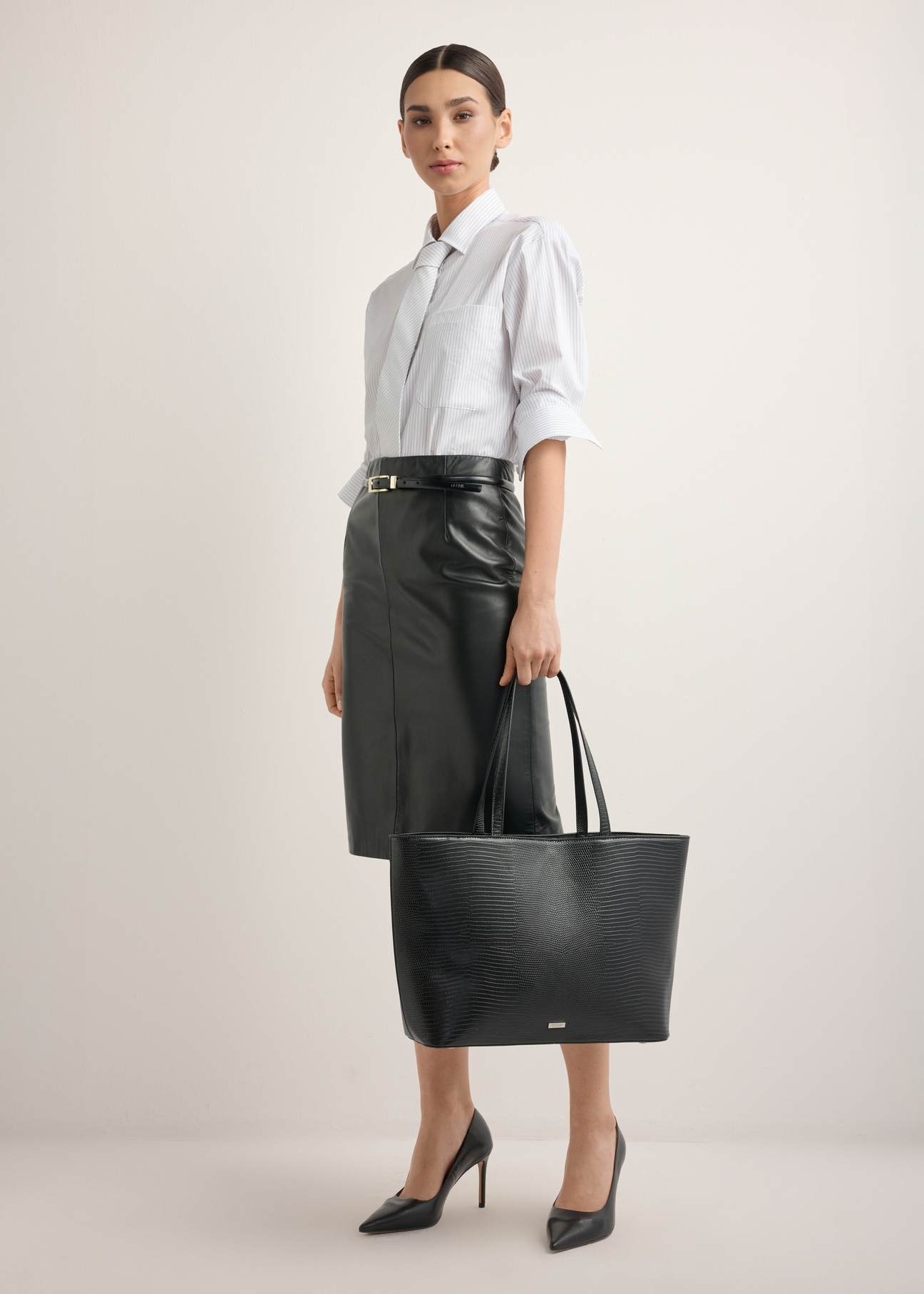 Torebka shopper z tłoczeniem wężowym TOREC-1242-9H(Z26), widok z przodu na modelce. Widoczna cała sylwetka. 