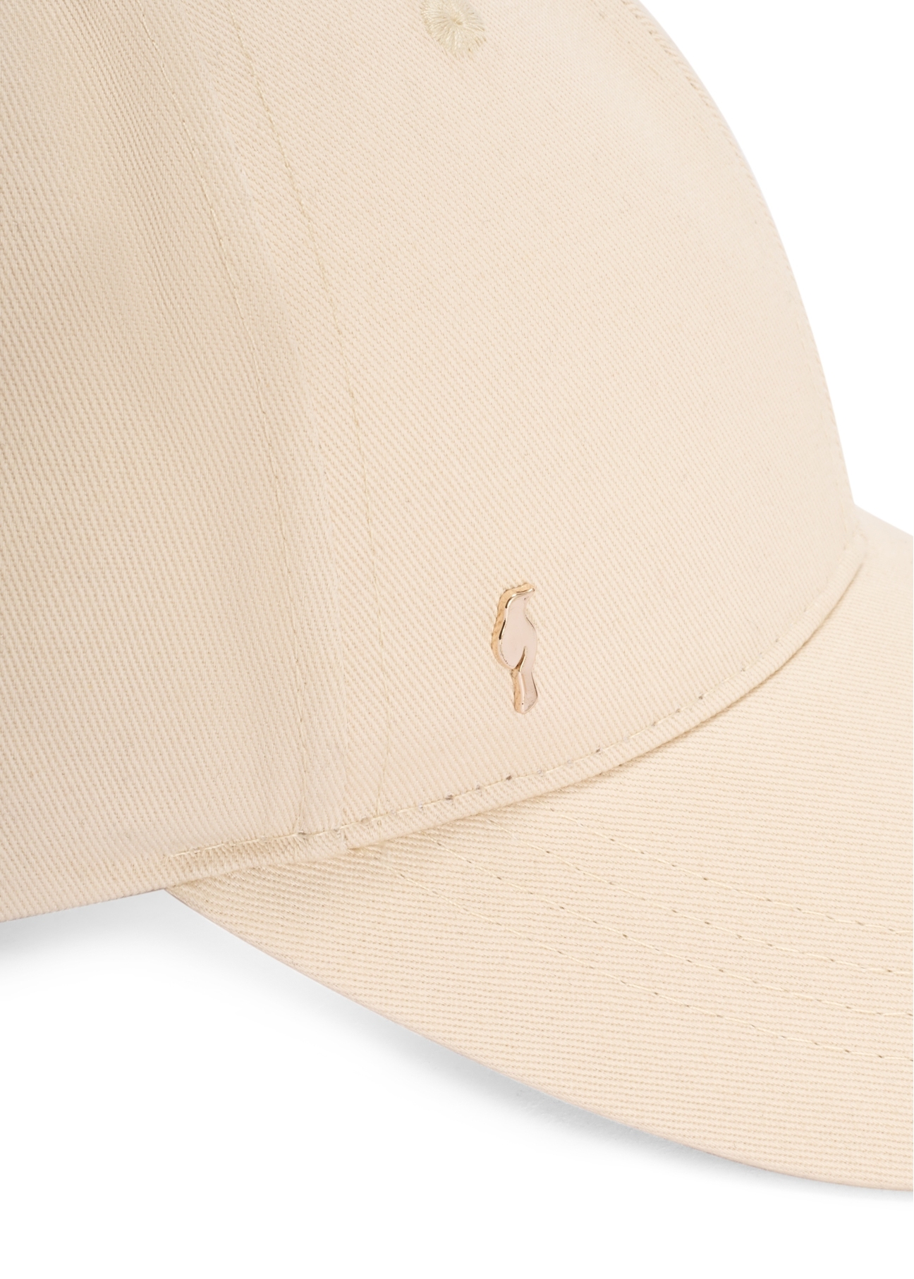 Beżowa czapka z daszkiem unisex CZALT-0001-1B(W26) - zbliżenie na detal, na białym tle.  