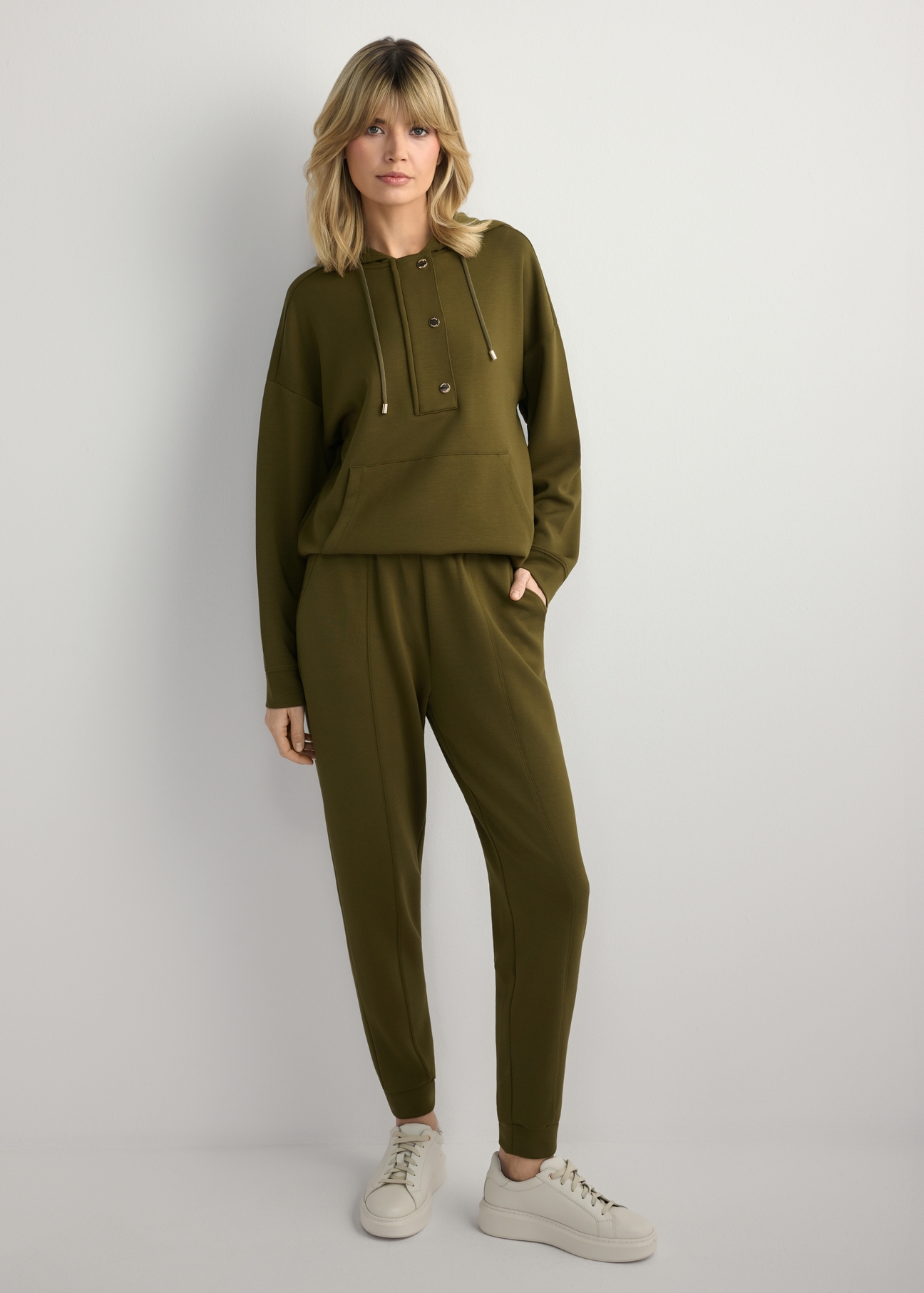Spodnie damskie w kolorze khaki SPODT-0108-8D(W26), widok produktu z przodu na modelce. Widoczna cała sylwetka.