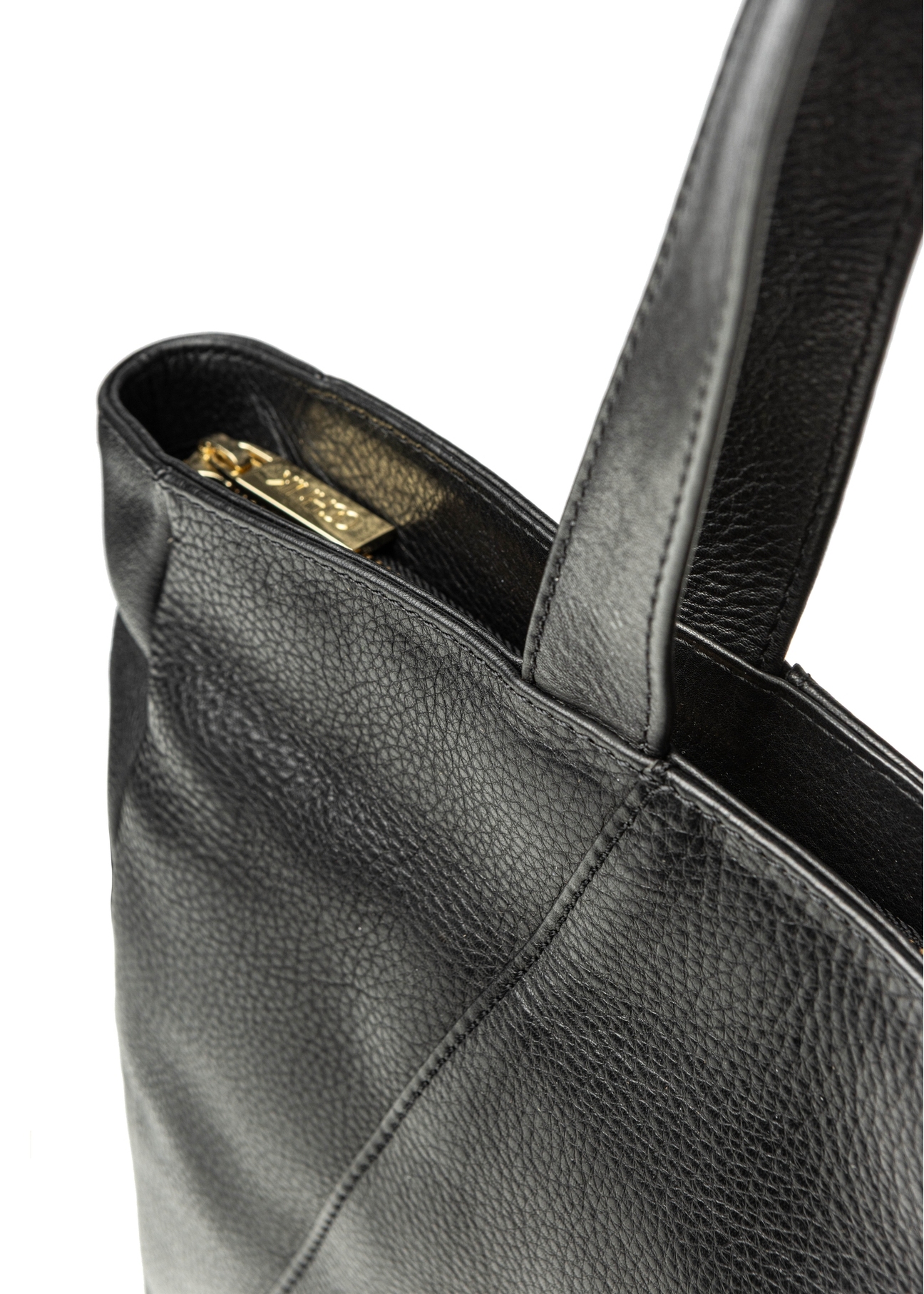 Czarna skórzana torebka shopper damska TORES-1255-99(W26) - zbliżenie na detal, na białym tle. 