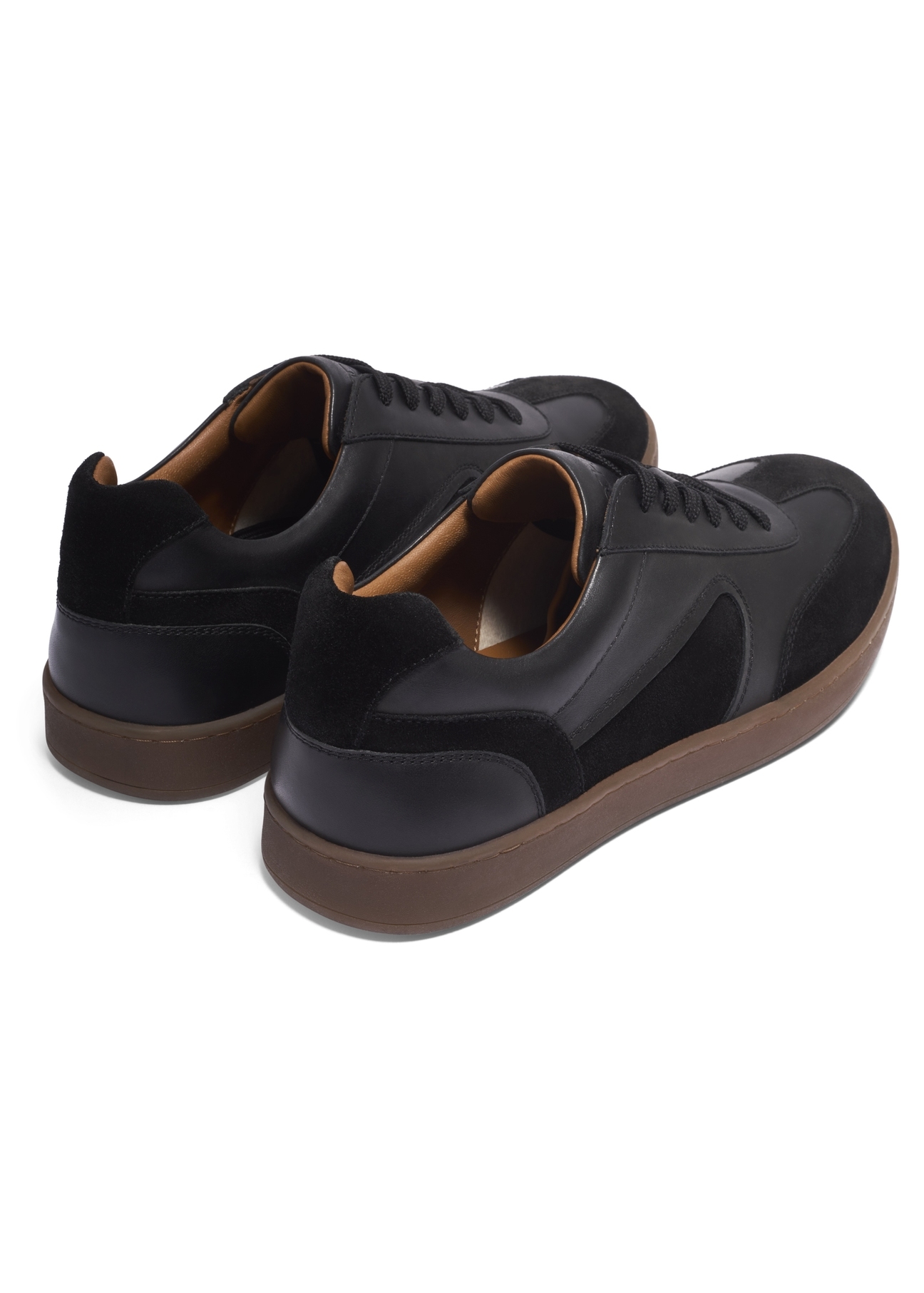 Czarne skórzane buty sportowe BUTYM-0573-9J(Z26), widok produktu z tyłu na białym tle.