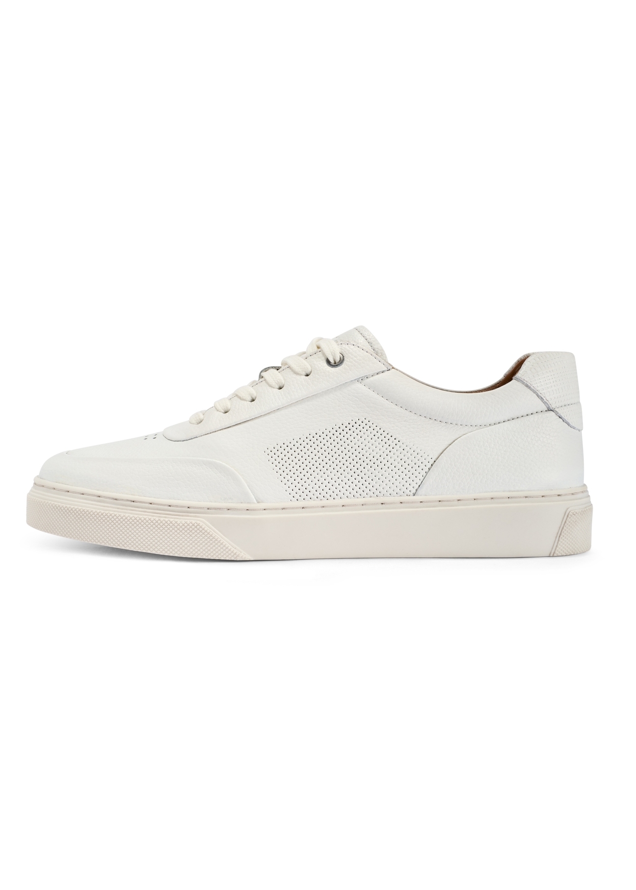 Skórzane sneakersy męskie w kolorze białym BUTYM-0484-0B(W26), widok produktu od boku na białym tle.-02