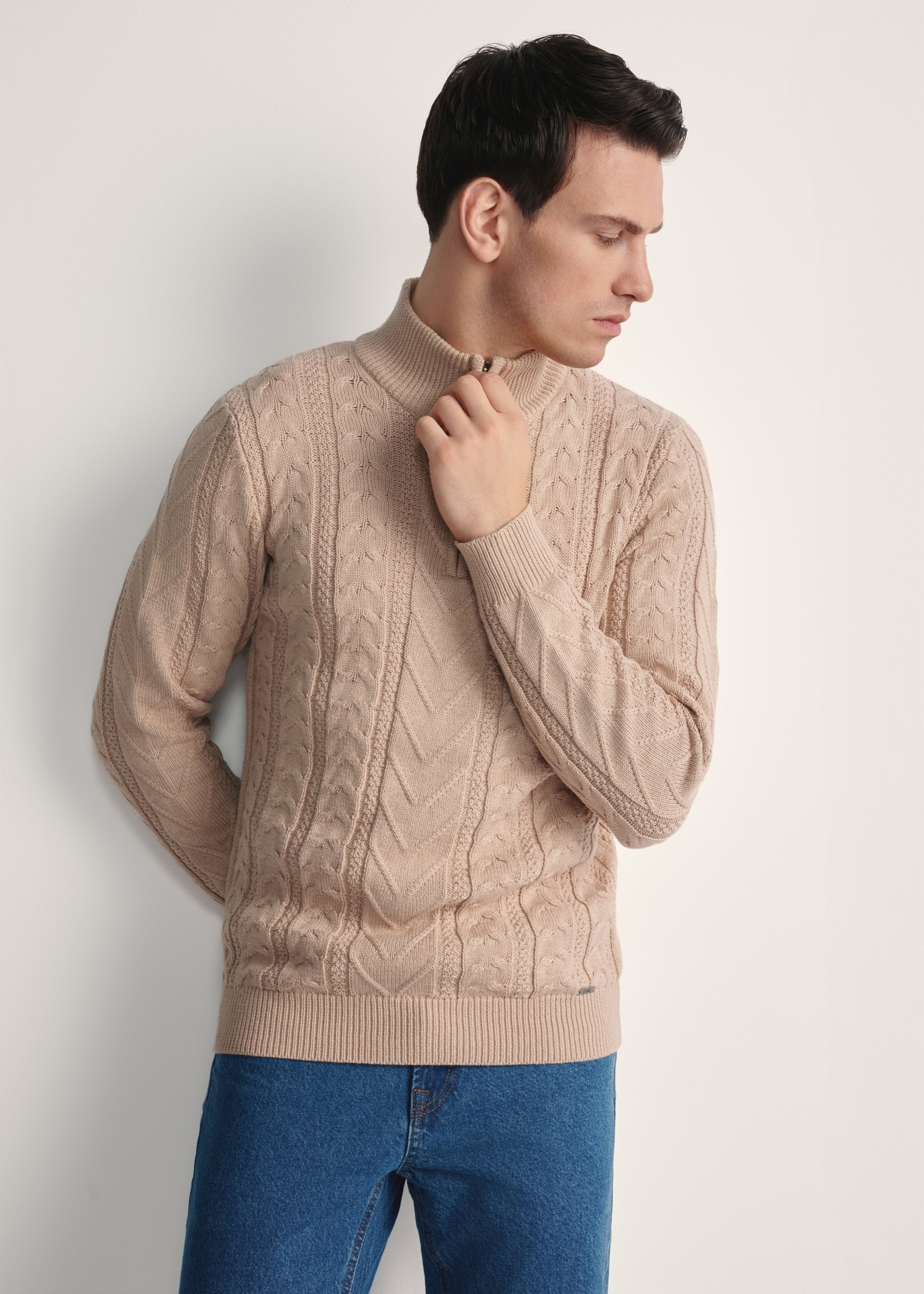 Beżowy sweter męski z suwakiem SWEMT-0180-81(Z25), widok produktu z przodu na modelu. Widoczna połowa sylwetki.