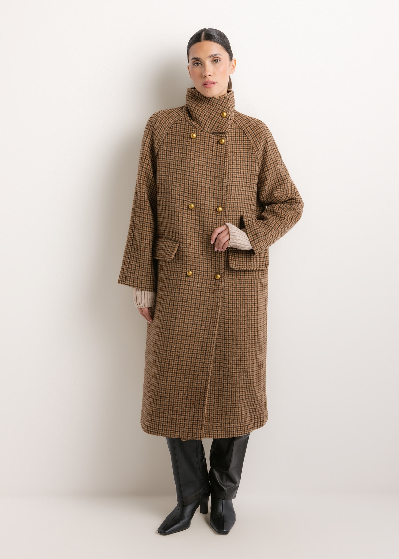 Wełniany płaszcz damski w kratkę PLADT-0086-1P(Z26), widok produktu od przodu na modelce. Widoczna cała sylwetka.