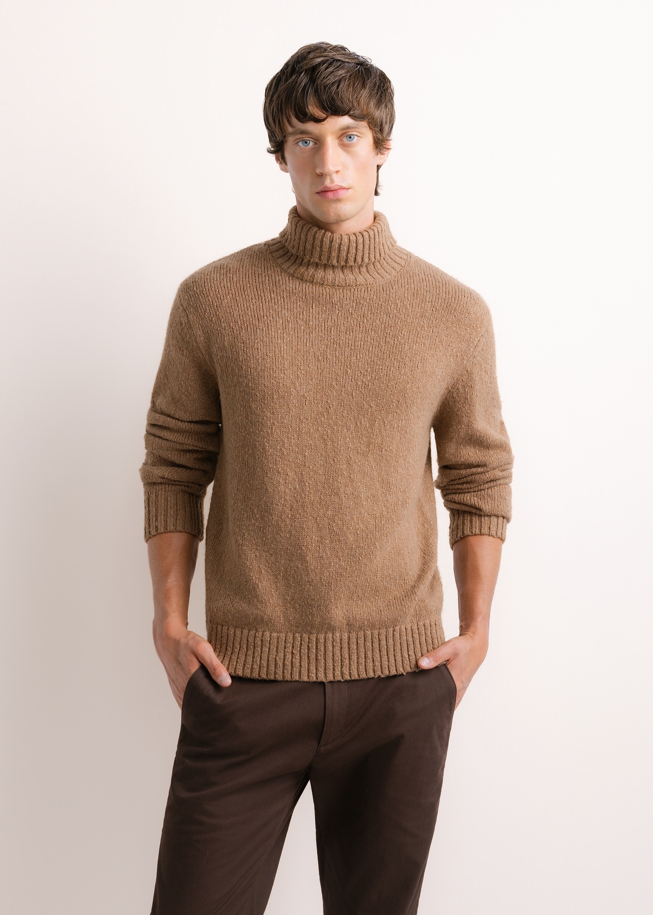 Męski sweter z golfem w kolorze camelowym SWEMT-0209-1D(Z26), widok produktu od przodu na modelu. Widoczna połowa sylwetki.