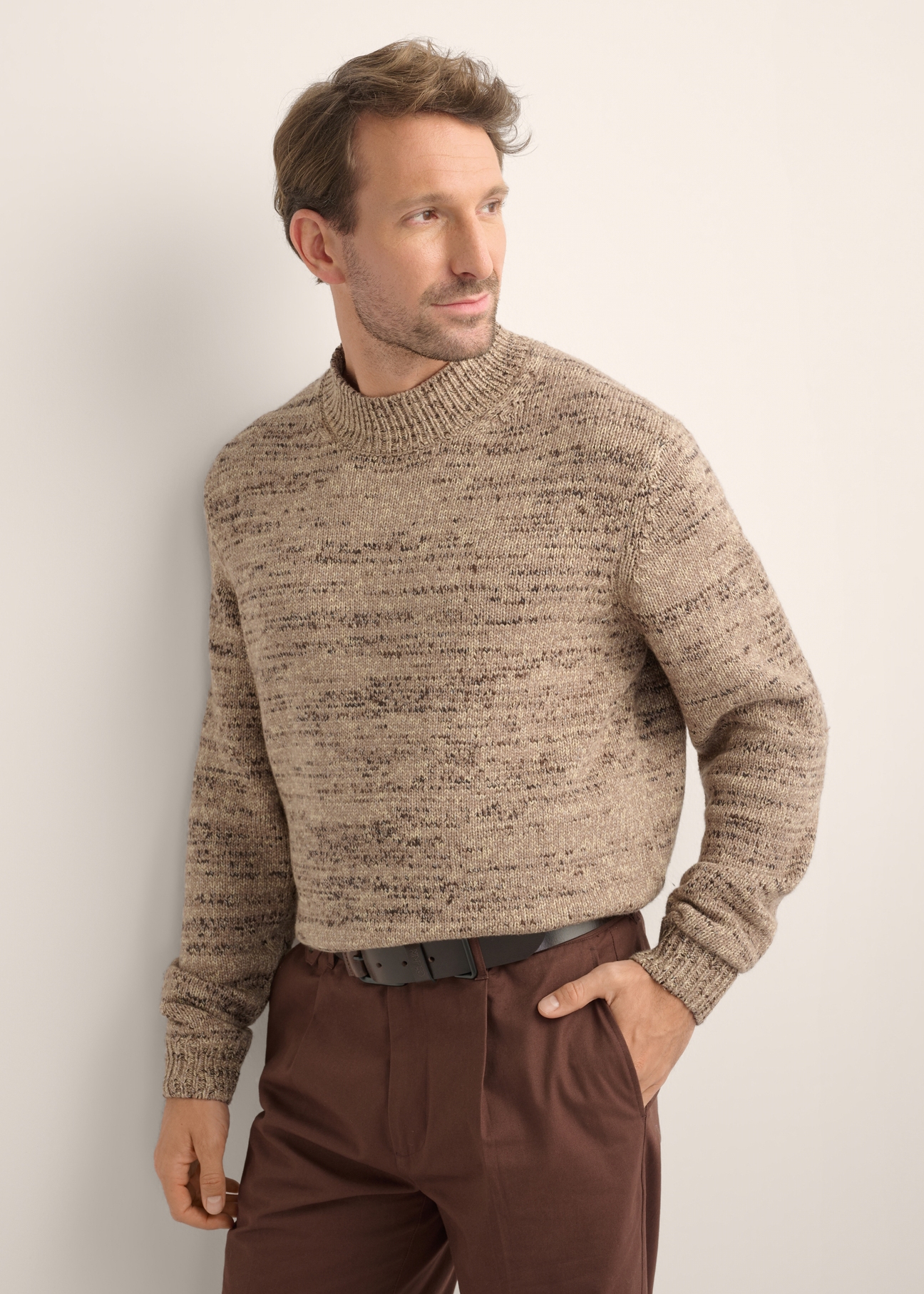 Brązowy sweter męski SWEMT-0194-1K(Z26), widok produktu skosem na modelu. Widoczna połowa sylwetki.