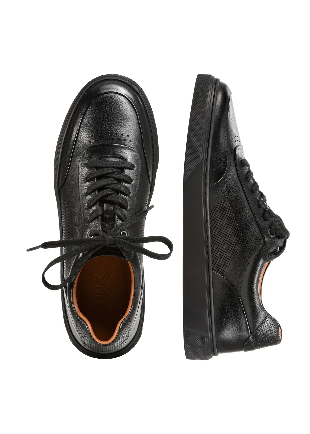 Czarne skórzane sportowe buty męskie BUTYM-0484-99(W25), widok produktu z góry na białym tle.