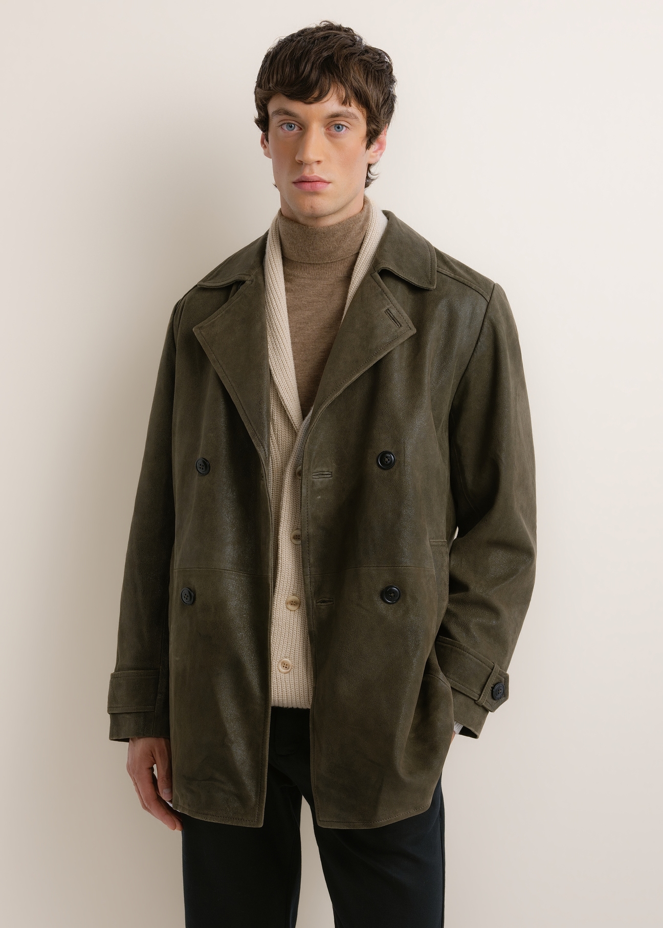 Skórzany płaszcz męski w kolorze khaki KURMS-0409A-8D(Z26), widok produktu z przodu na modelu. Widoczna połowa sylwetki.