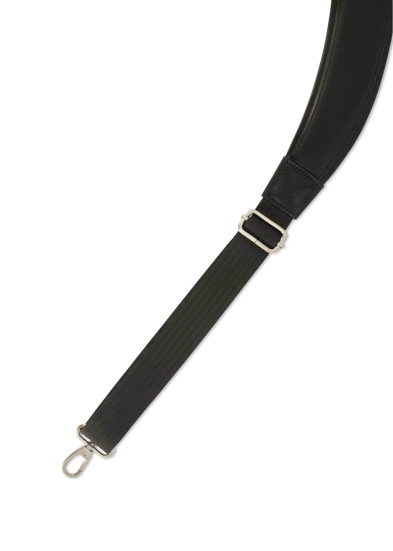 Czarna skórzana torba męska TORMS-0483-99(Z25), zbliżenie na pasek produktu, widok na białym tle.