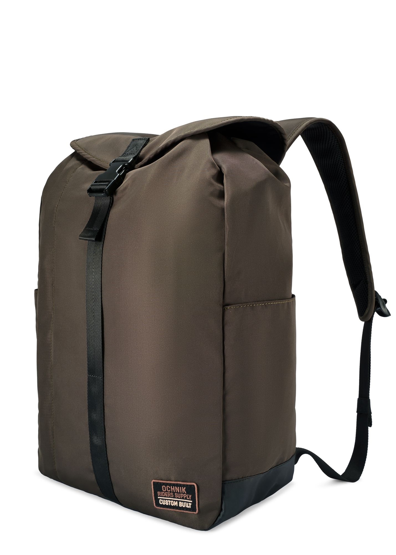 Plecak męski w kolorze khaki TORMN-0415-8D(W26) - widok produktu po skosie, na białym tle. 