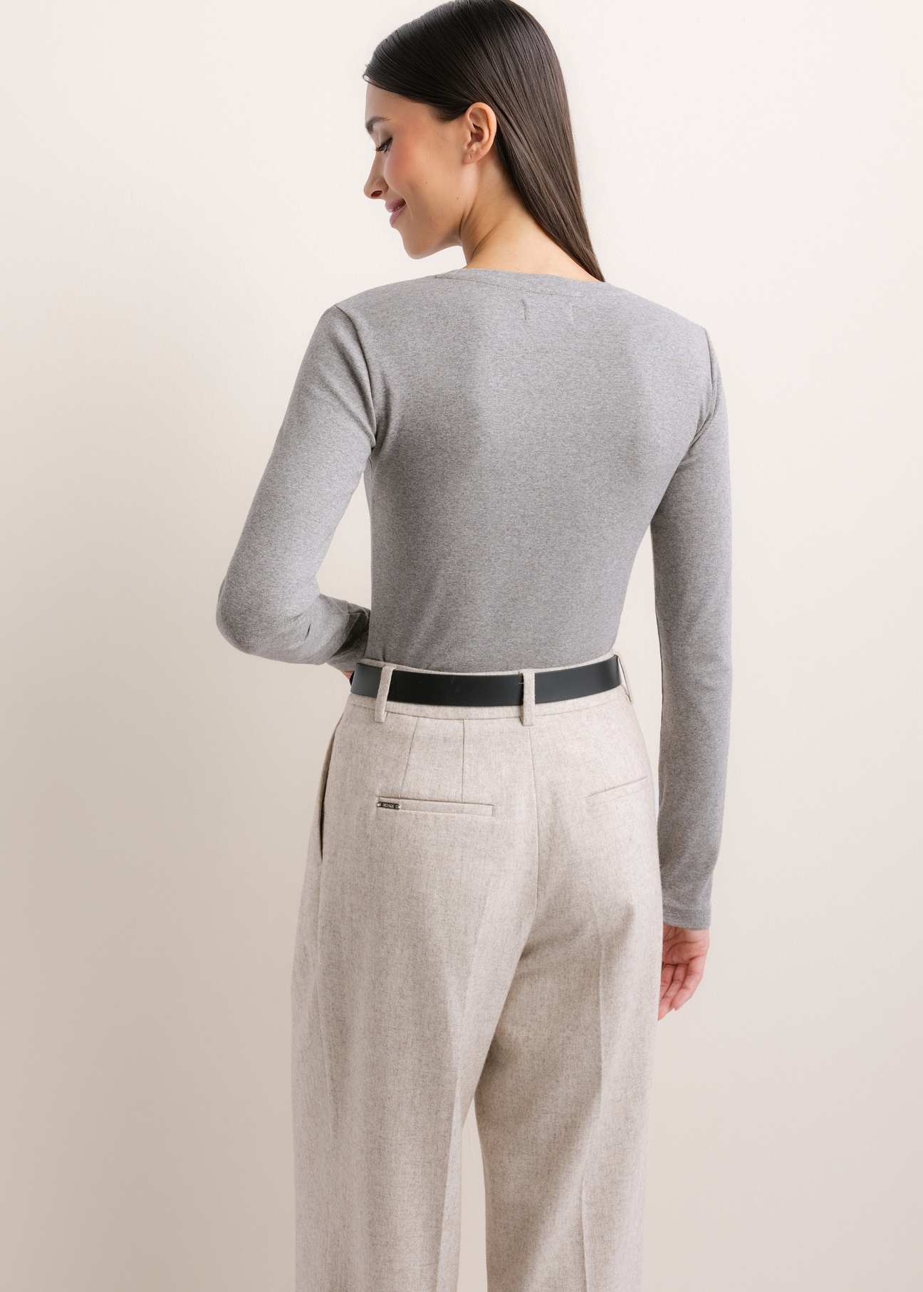 Szary bawełniany longsleeve damski LSLDT-0061-9B(Z26), widok produktu od tyłu na modelce. Widoczna połowa sylwetki.