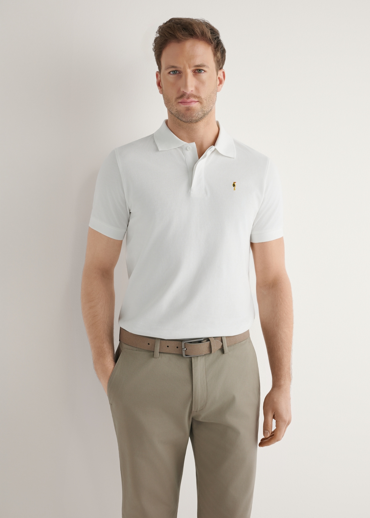 Kremowa koszulka polo z bawełny POLMT-0086-0B(W26), widok produkt z przodu na modelu. Widoczna połowa sylwetki.