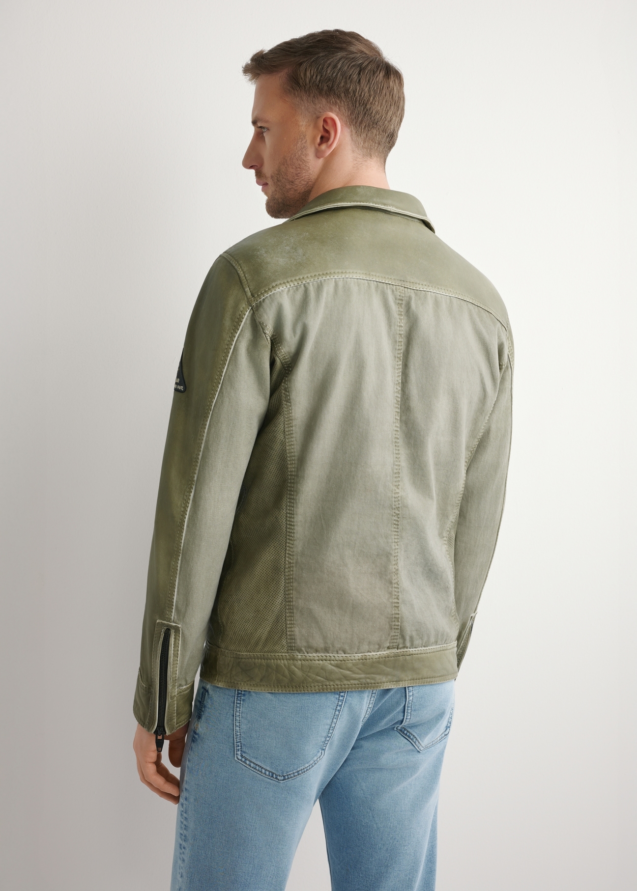 Kurtka męska przejściowa w kolorze khaki KURMS-0405-8F(W26), widok produktu z tyłu na sylwetce modela. Widoczna połowa sylwetki.