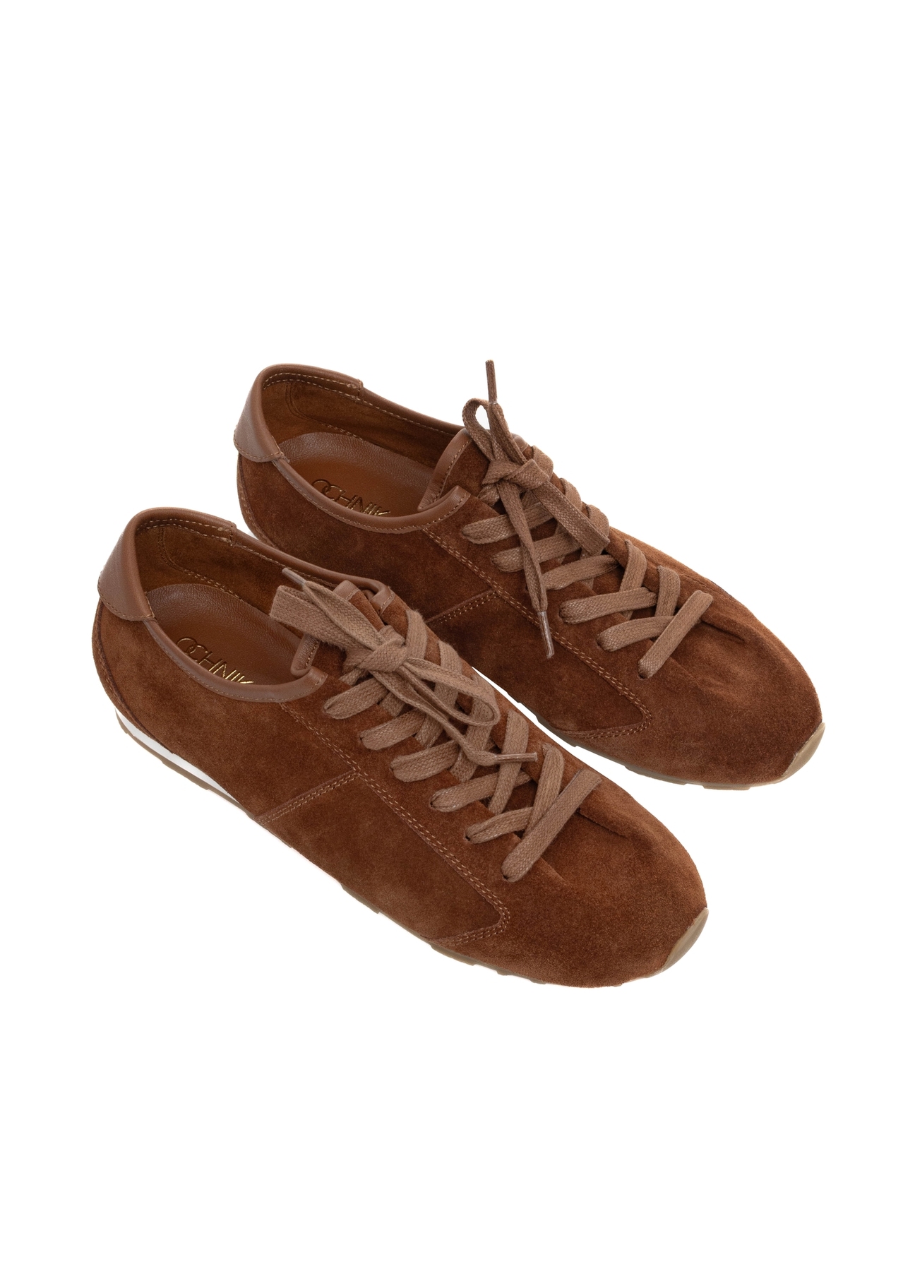 Jasnobrązowe zamszowe sneakersy damskie BUTYD-1348-1G(Z26), widok produktu skosem na białym tle.