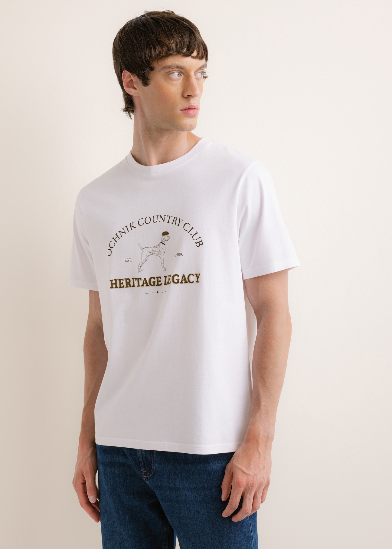 Biały bawełniany T-shirt męski TSHMT-0161-0A(Z26), widok produktu z przodu na modelu. Widoczna połowa sylwetki.